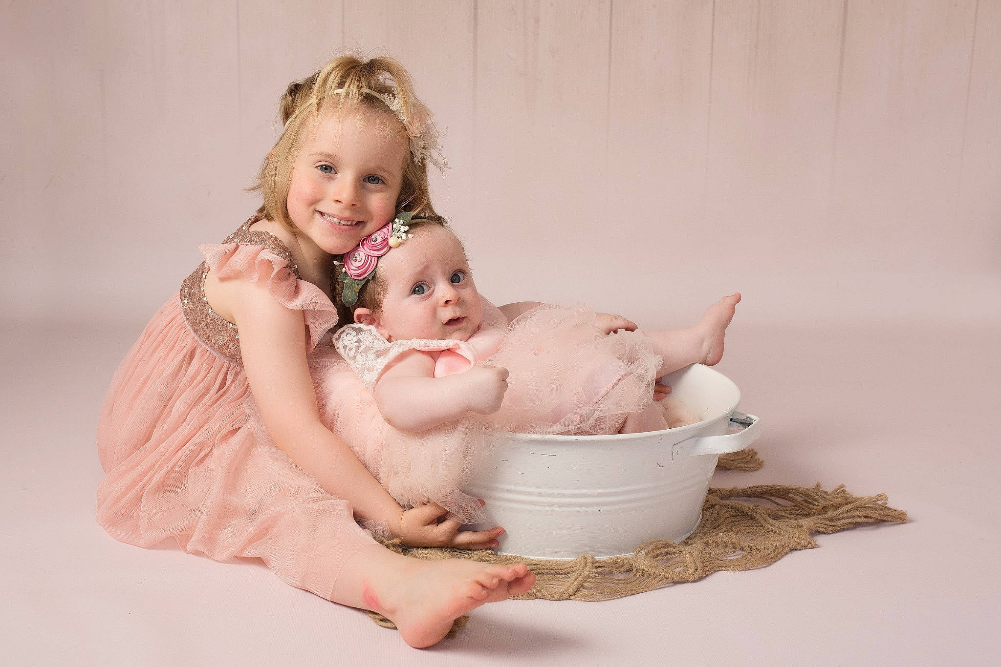 Chloé participe au concours pour gagner de l'argent avec cette photo : baby, baby_toddler_clothing, barefoot, bathing, bowl, child, comfort, event, flash_photography, flooring, foot, fun, happy, joy, person, portrait_photography, sitting, skin, smile, stomach