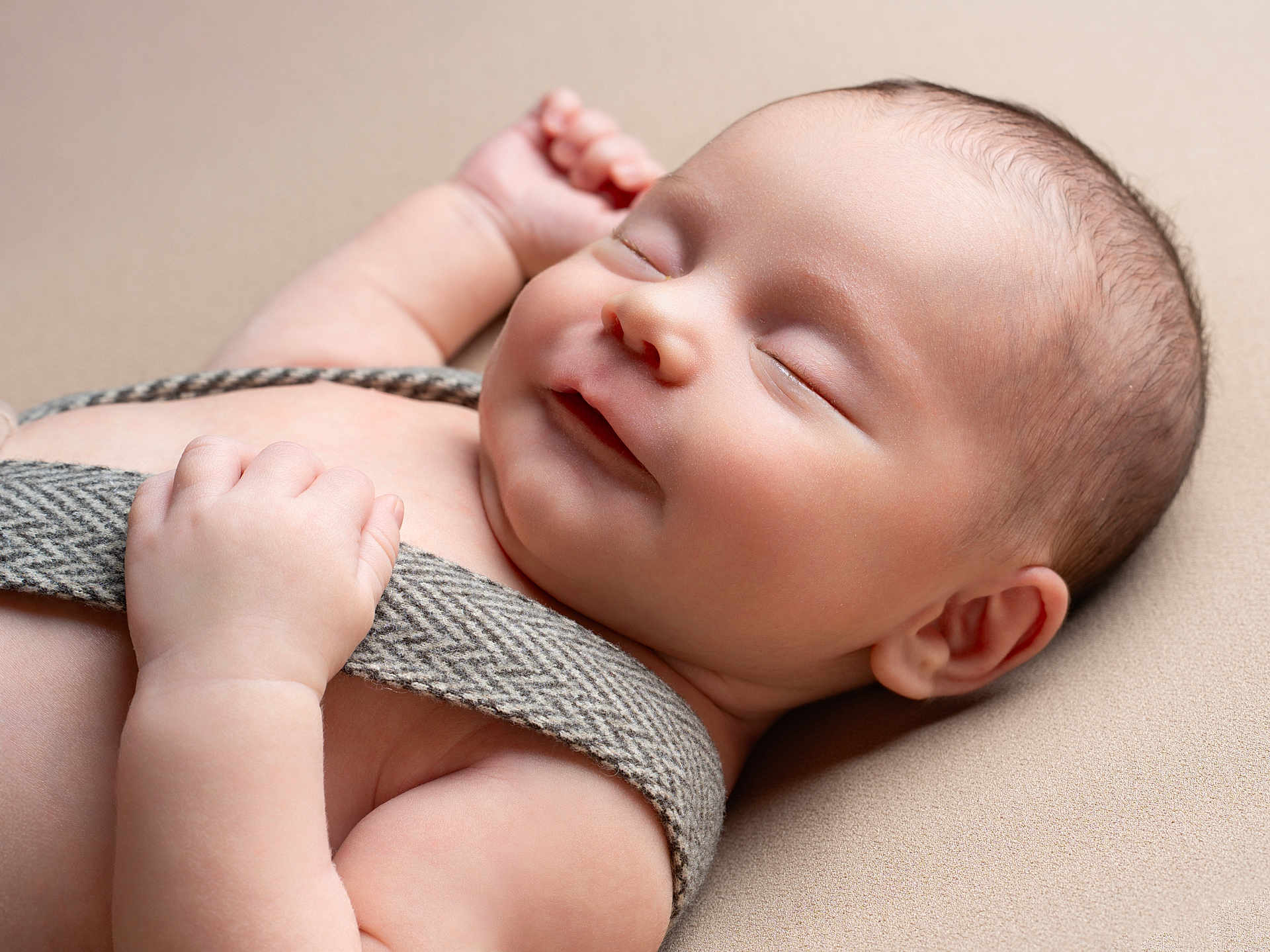 Eren participe au concours pour gagner de l'argent avec cette photo : baby, sleeping, infant, closeup, smile, skin, hand, head, ear, fabric, strap, comfort, peaceful, portrait, cute, newborn, rest, soft, human, child