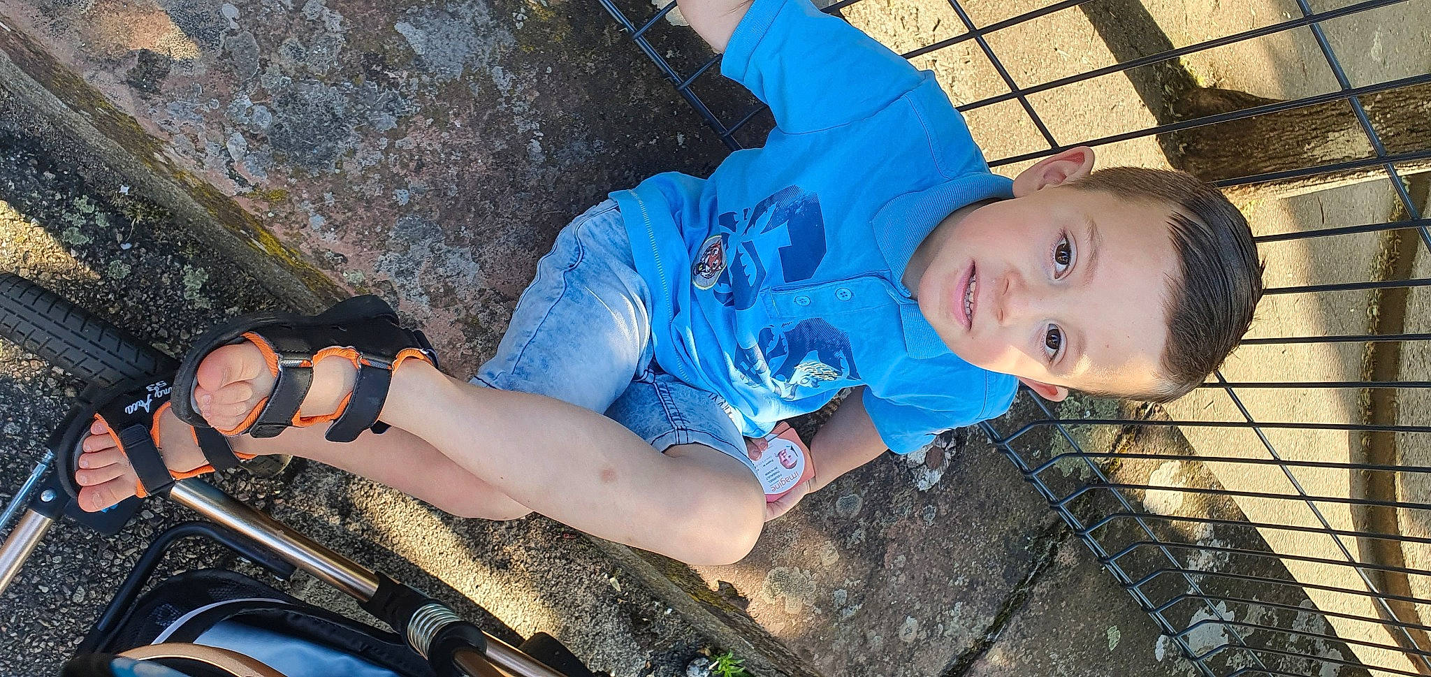 Nathan a rejoint le concours — aidez-le/la à gagner de superbes lots ! baby_toddler_clothing, beauty, cool, electric_blue, fun, grass, human_leg, leg, leisure, pattern, person, shoe, sitting, smile, snapshot, sneakers, thigh, toddler, tree, wood