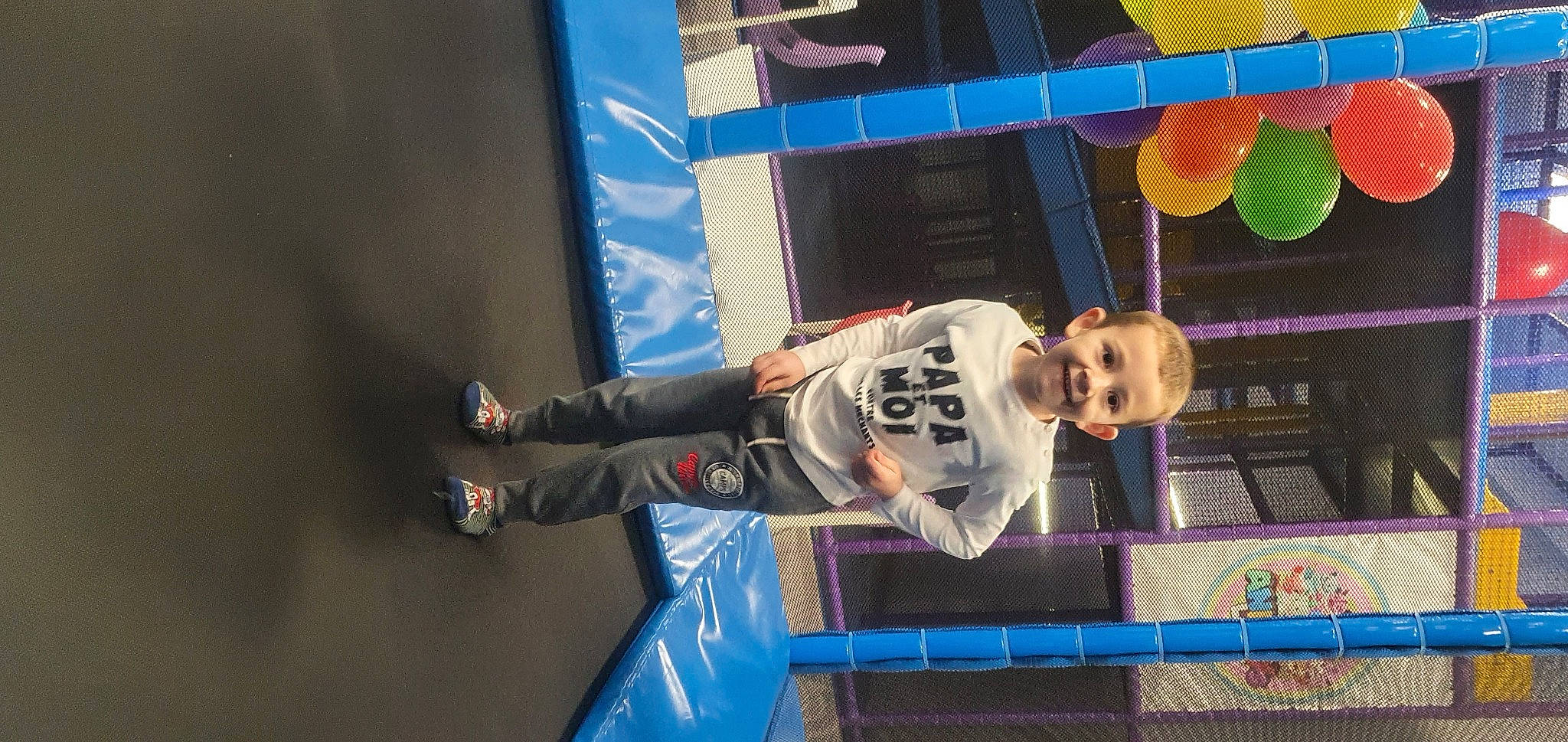 Nathan participe au concours pour gagner de l'argent avec cette photo : ball, competition_event, electric_blue, entertainment, event, fun, games, joy, leisure, net, performance, person, player, recreation, sports, sports_uniform, t_shirt, trampolining_equipment_and_supplies, visual_arts, world