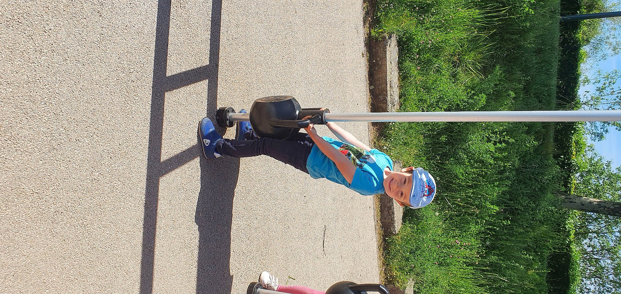 Nathan participe au concours pour gagner de l'argent avec cette photo : adventure, balance, bicycle_handlebar, elbow, electric_blue, extreme_sport, fun, grass, headwear, joy, leisure, outdoor_shoe, person, plant, recreation, rock_climbing_equipment, shadow, sports, tree, walking_shoe
