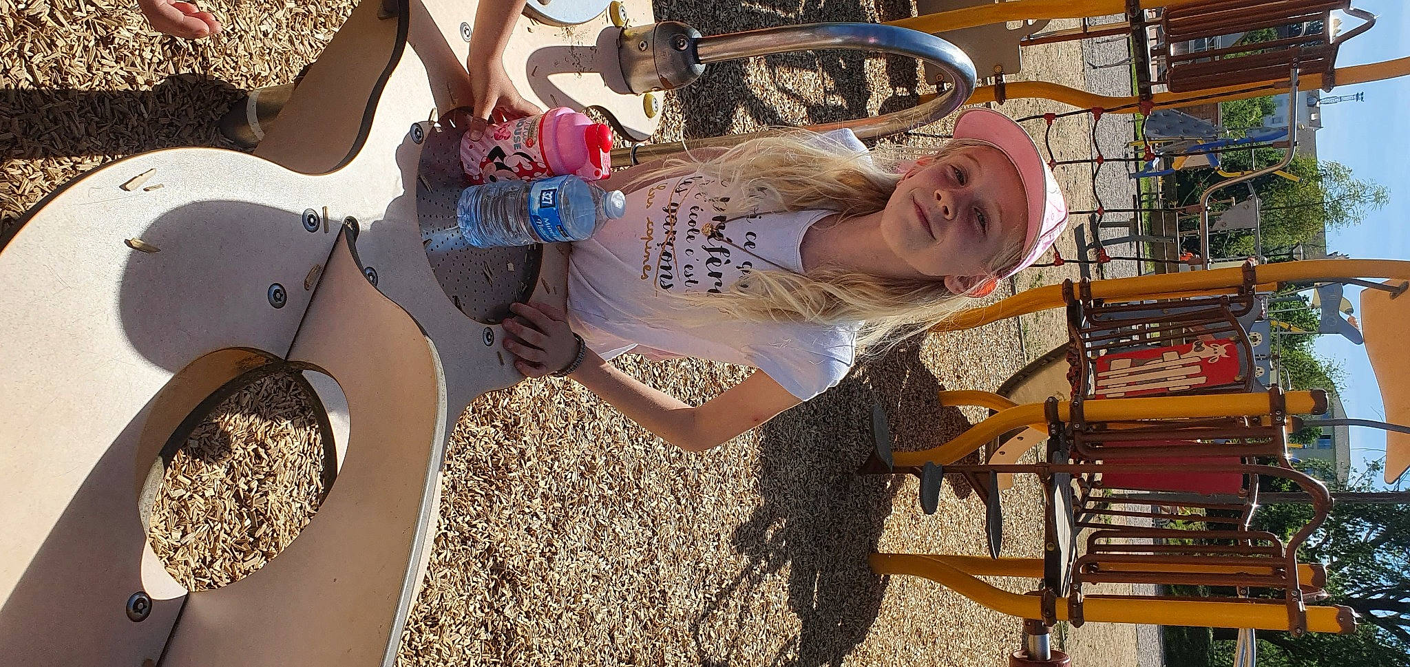 Loréline participe au concours pour gagner de l'argent avec cette photo : eyewear, fun, happy, hat, headwear, human_leg, joy, leisure, metal, pattern, person, smile, soil, sunglasses, thigh, visual_arts, waist, wood