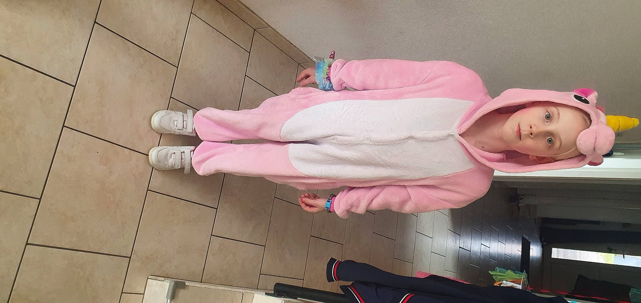 Loréline participe au concours pour gagner de l'argent avec cette photo : baby_toddler_clothing, carmine, child, comfort, flesh, flooring, foot, hardwood, headwear, human_leg, magenta, pattern, person, pink, thigh, toddler, walking_shoe, wood