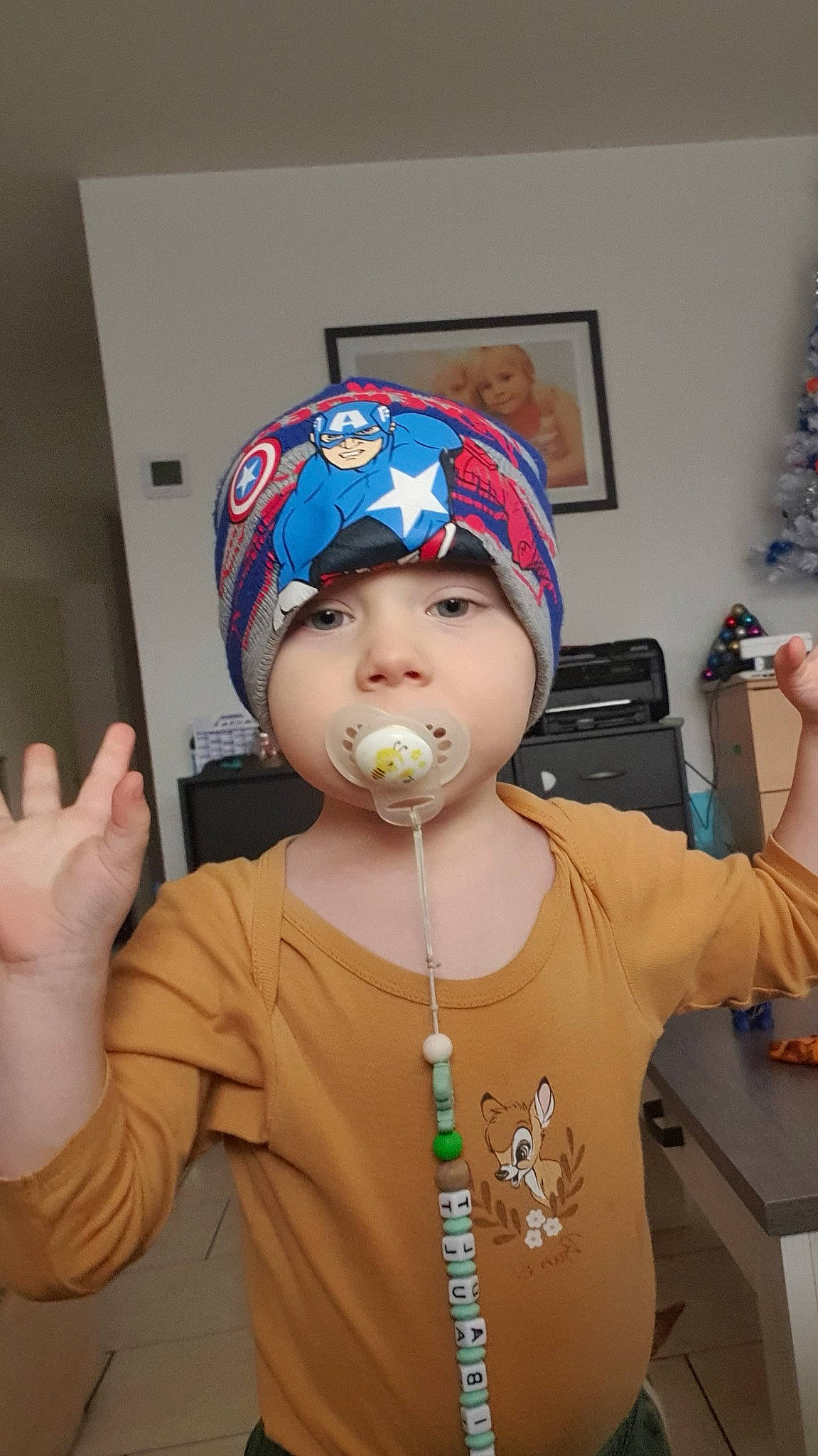 Thibault participe au concours pour gagner de l'argent avec cette photo : cap, clothing, cool, electric_blue, event, eye, eyewear, fashion_accessory, fun, gesture, headgear, headwear, helmet, jewellery, necklace, outerwear, person, personal_protective_equipment, picture_frame, sleeve