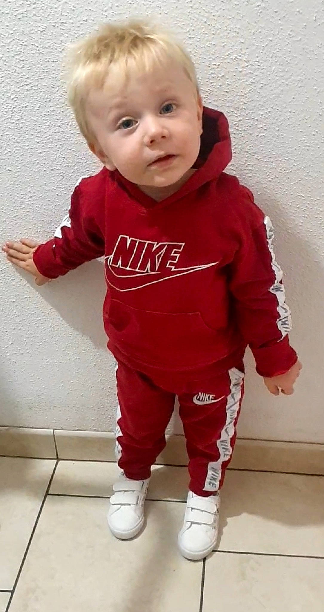Thibault a rejoint le concours — aidez-le/la à gagner de superbes lots ! baby, baby_toddler_clothing, cheek, child, cool, eye, flooring, gesture, happy, leg, neck, outerwear, person, red, shoe, sleeve, sneakers, sportswear, t_shirt, toddler