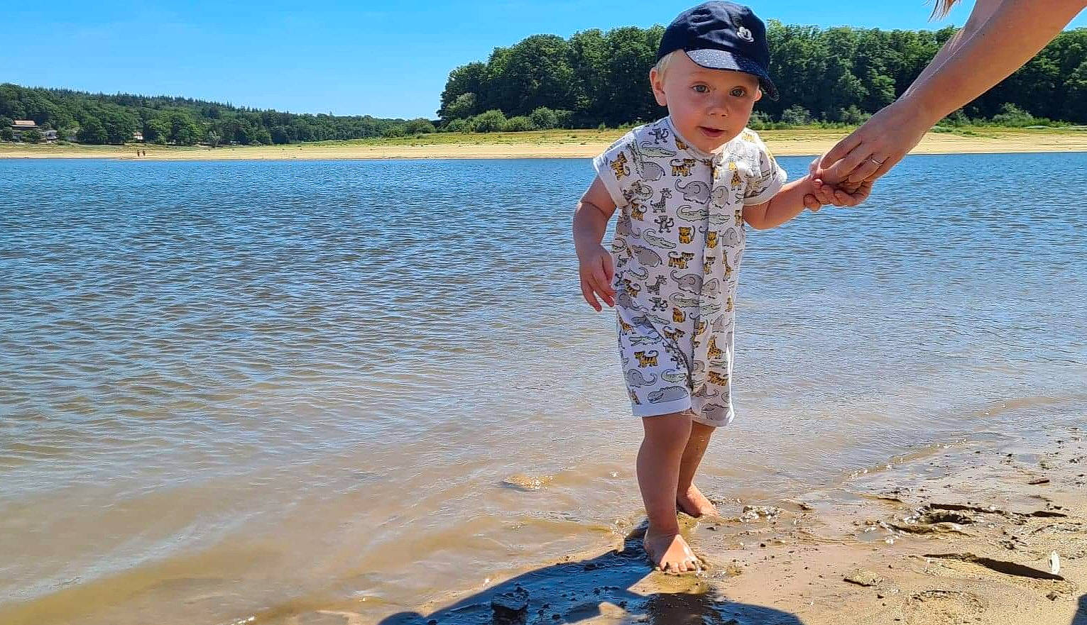 Thibault a rejoint le concours — aidez-le/la à gagner de superbes lots ! barefoot, beach, blue, coastal_and_oceanic_landforms, fun, happy, hat, headwear, lake, leisure, natural_environment, people_in_nature, people_on_beach, person, shore, sky, summer, sunlight, toddler, travel