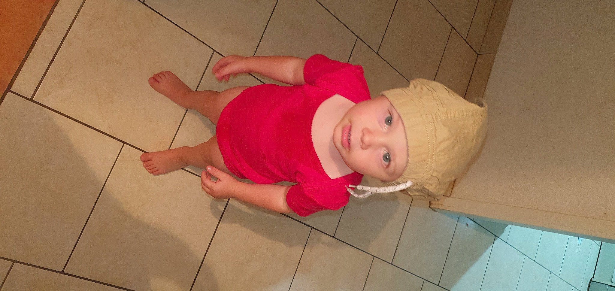 Thibault participe au concours pour gagner de l'argent avec cette photo : arm, elbow, face, floor, flooring, fun, hand, hardwood, headwear, human_body, human_leg, joint, knee, leg, mammal, mouth, person, pink, skin, thigh