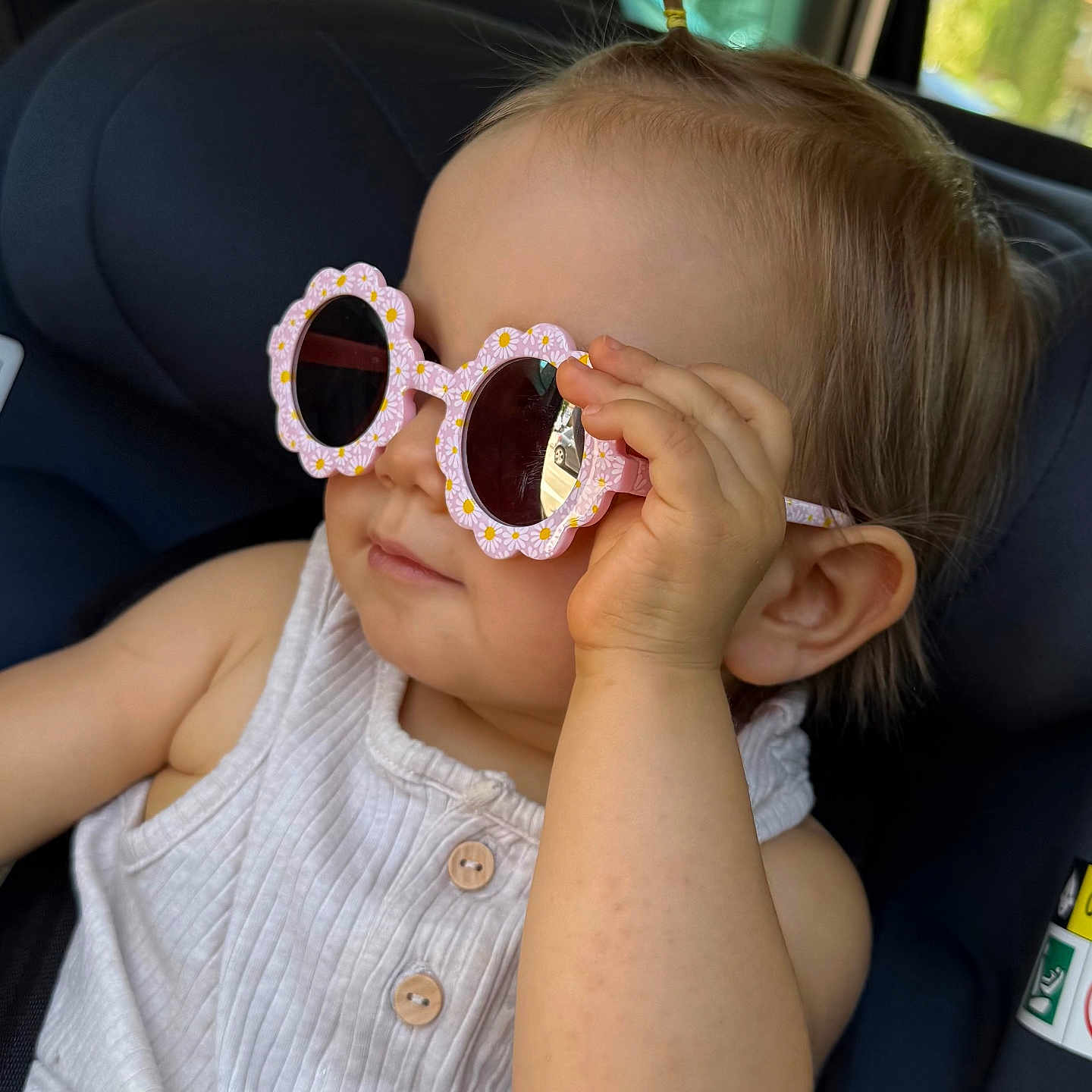 Mensïa a rejoint le concours — aidez-le/la à gagner de superbes lots ! accessory, baby, car_seat, casual, child, childhood, cute, face, fashion, flower_shaped, hand, indoor, pink, pony_tail, portrait, seatbelt, summer, sunglasses, toddler, white_clothing