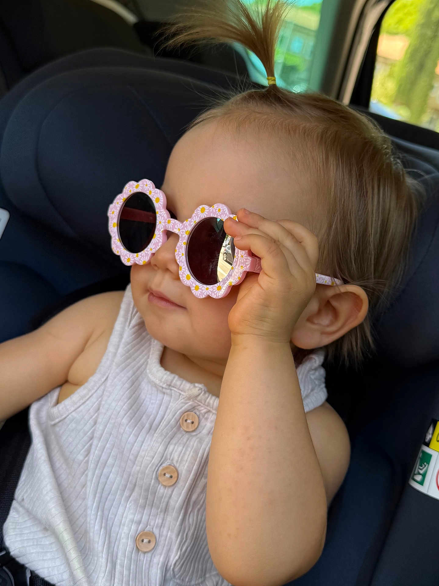 Mensïa a rejoint le concours — aidez-le/la à gagner de superbes lots ! toddler, child, sunglasses, pink, flower_shaped, car_seat, white_clothing, pony_tail, hand, face, cute, summer, fashion, portrait, baby, seatbelt, indoor, casual, childhood, accessory