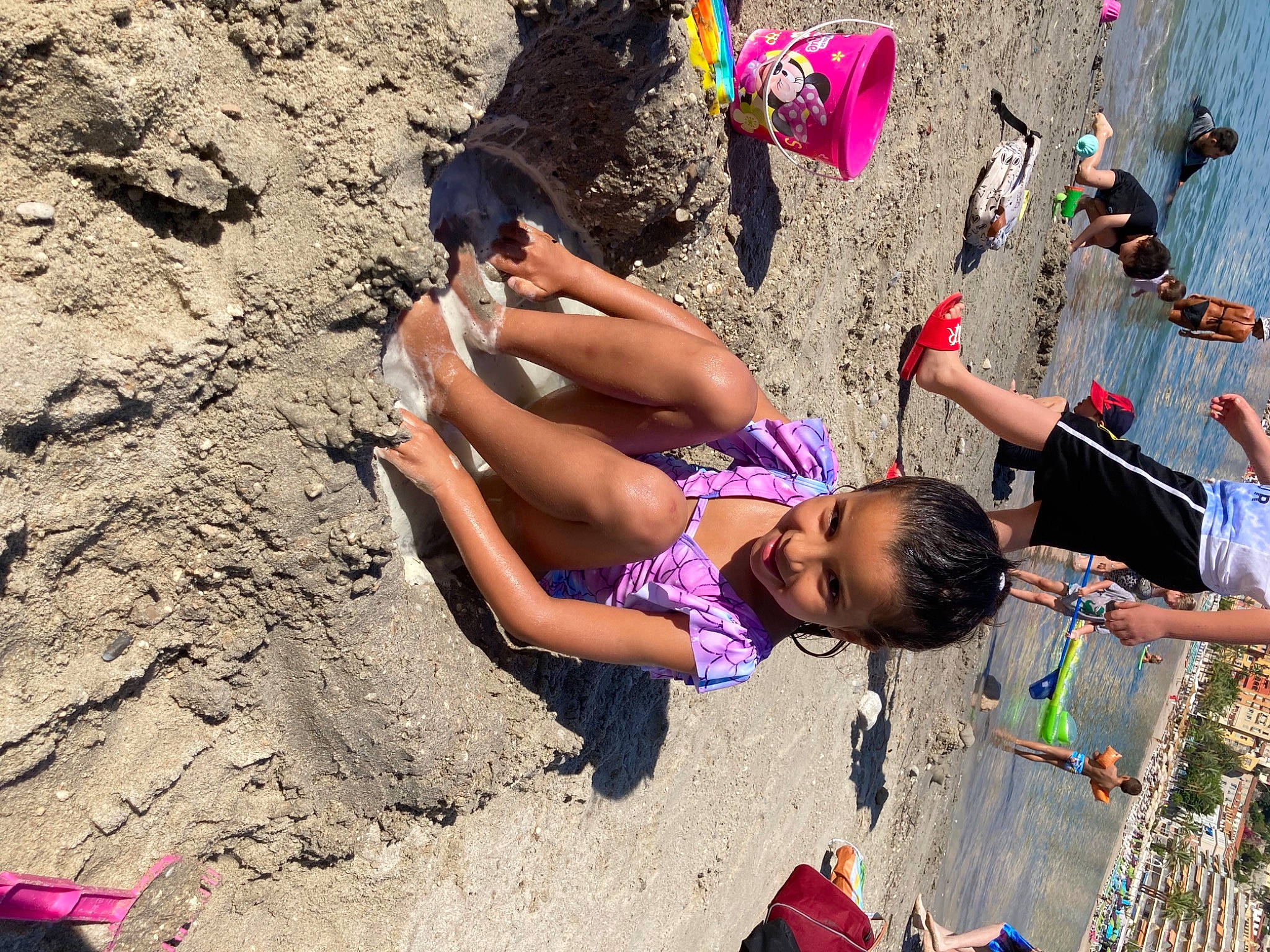 Ella a rejoint le concours — aidez-le/la à gagner de superbes lots ! beach, body_of_water, fun, happy, human_leg, joy, landscape, leisure, person, photograph, pink, play, recreation, red, sand, shorts, soil, summer, swimwear, thigh