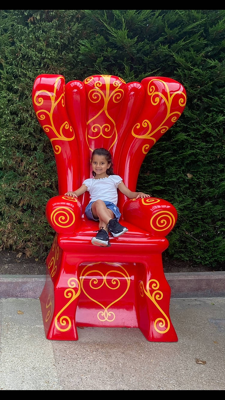 Ella a rejoint le concours — aidez-le/la à gagner de superbes lots ! art, baby_toddler_clothing, carmine, chair, child, event, eye, fun, grass, joy, leisure, magenta, motor_vehicle, person, pink, plant, product, recreation, smile, t_shirt