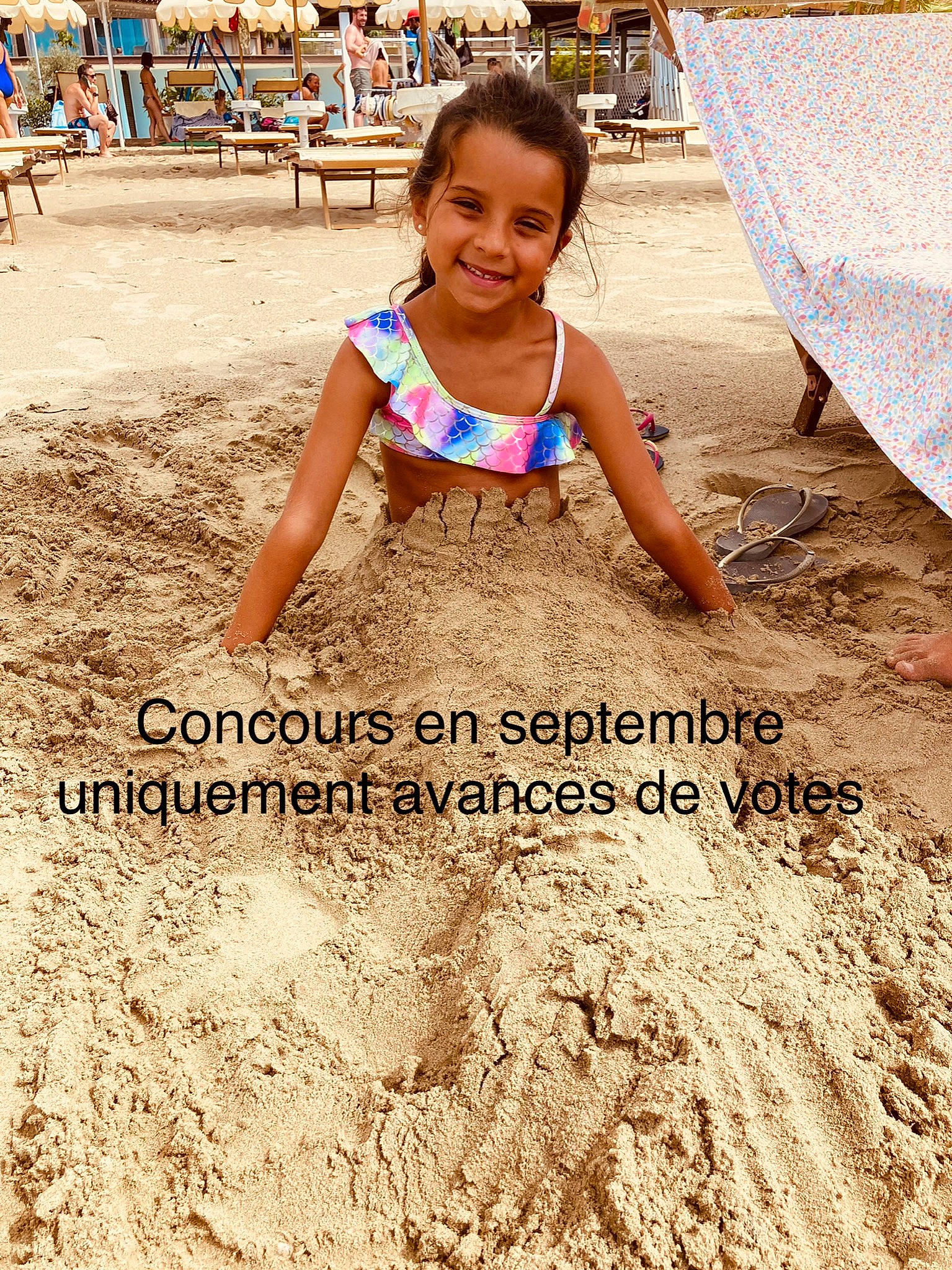 Ella a rejoint le concours — aidez-le/la à gagner de superbes lots ! beach, beauty, body_of_water, child, clothing, font, fun, happy, human, joy, leisure, morning, people_in_nature, people_on_beach, person, photograph, recreation, sand, smile, t_shirt