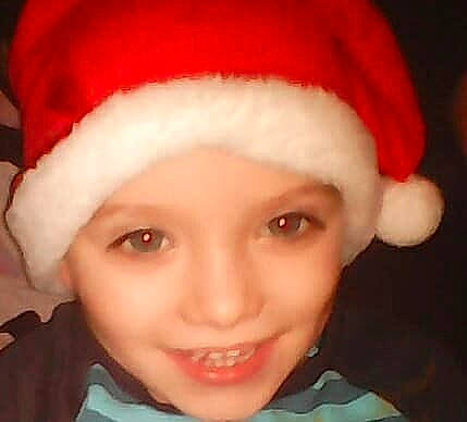 Enzo participe au concours pour gagner de l'argent avec cette photo : boy, cheek, child, chin, christmas, ear, eye, eyebrow, face, facial_expression, forehead, head, headgear, human_hair_color, lip, mouth, nose, person, red, skin