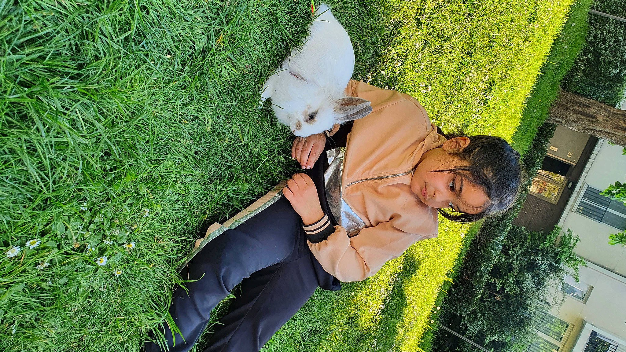 Eline participe au concours pour gagner de l'argent avec cette photo : botany, eyewear, flash_photography, fun, glasses, grass, grass_family, grassland, green, happy, hat, human_body, lawn, leaf, leg, leisure, nature, people_in_nature, person, plant