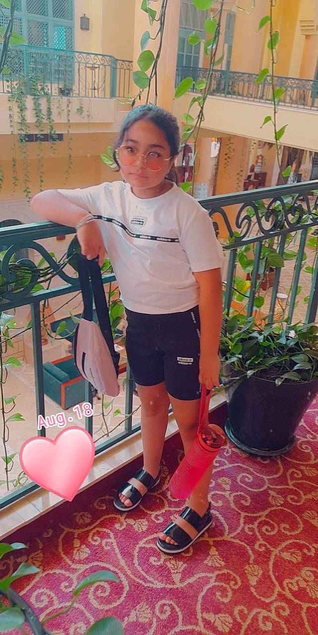 Eline a rejoint le concours — aidez-le/la à gagner de superbes lots ! child, event, flooring, flowerpot, fun, grass, houseplant, human_leg, knee, leisure, magenta, person, plant, play, recreation, room, sandal, shorts, sneakers, t_shirt