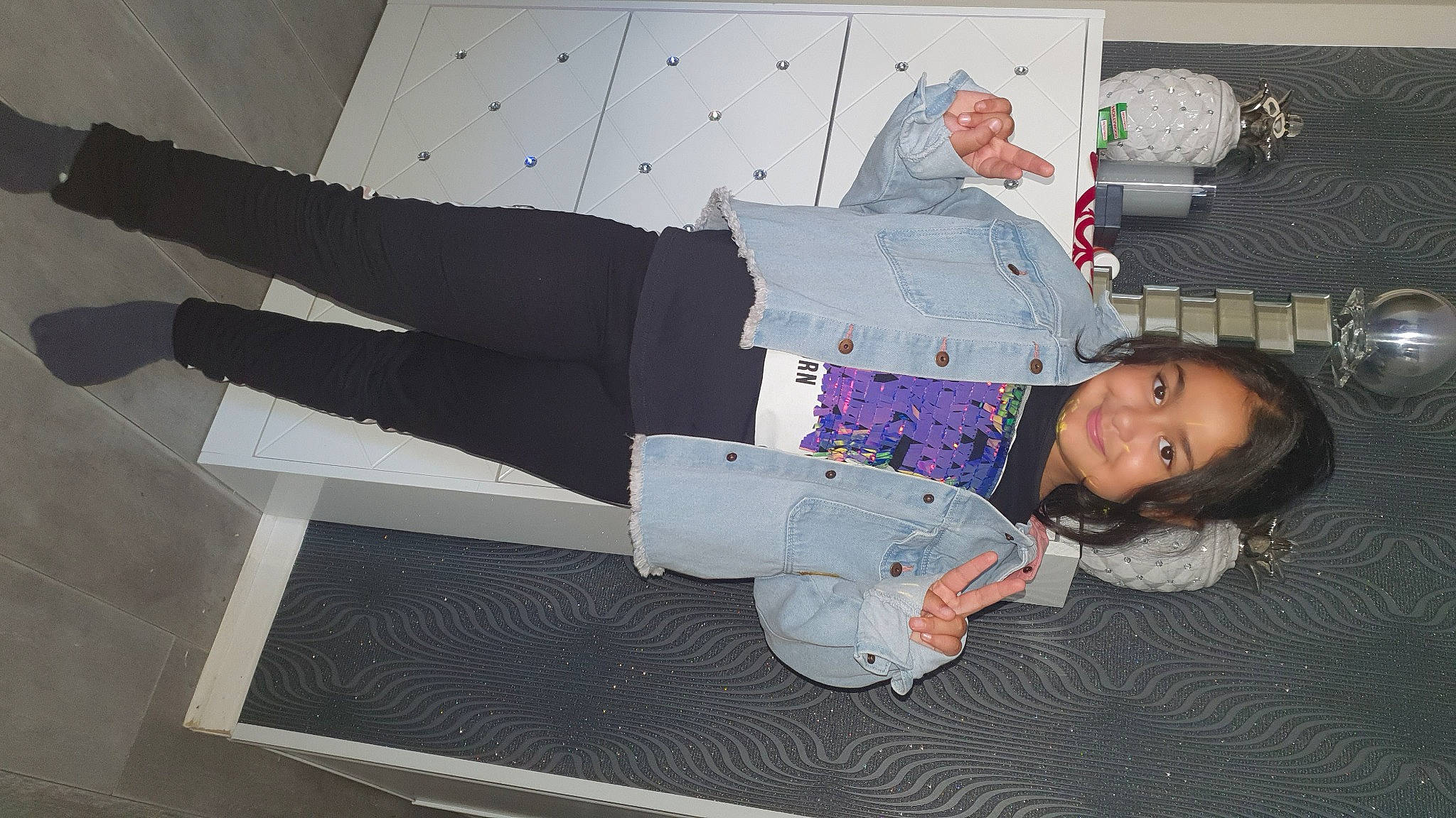 Eline a rejoint le concours — aidez-le/la à gagner de superbes lots ! comfort, event, fashion_design, flooring, fun, joy, pattern, person, room, thigh