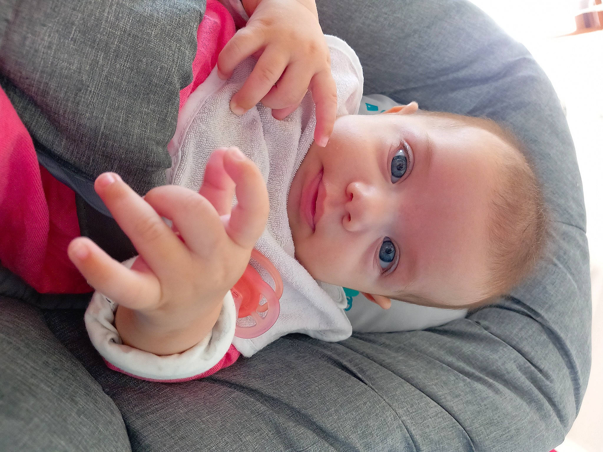 Alix participe au concours pour gagner de l'argent avec cette photo : baby, baby_toddler_clothing, cheek, comfort, ear, eye, eyebrow, eyelash, finger, gesture, hand, happy, lip, nail, nose, person, skin, sleeve, thumb, toddler