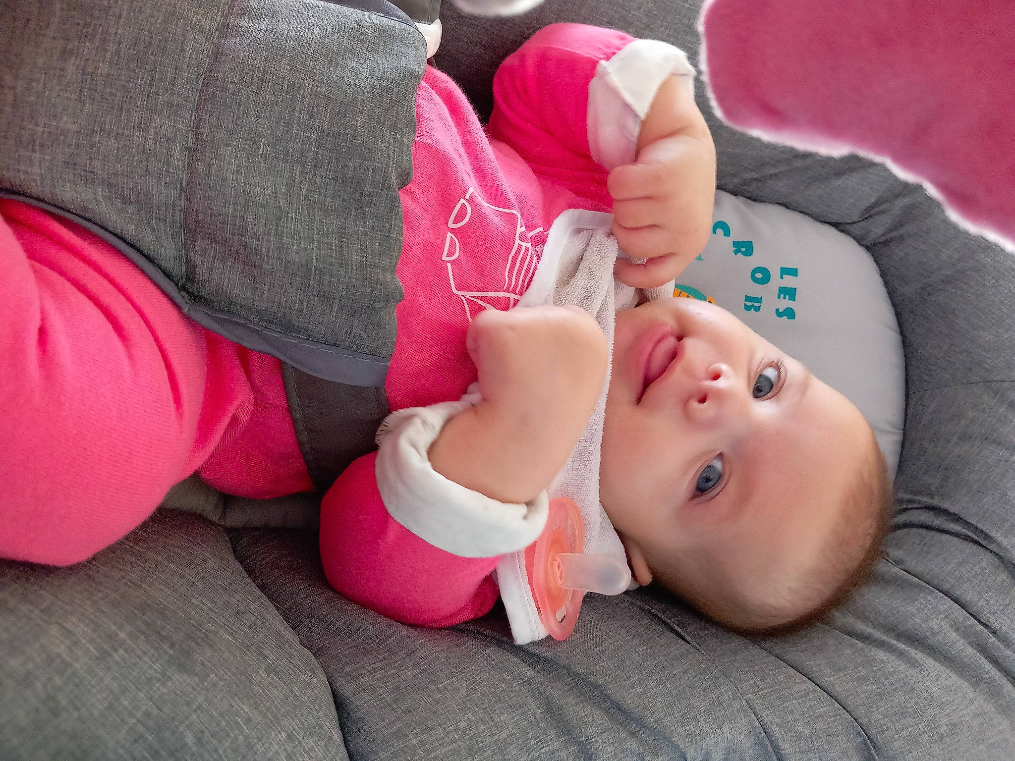 Alix a rejoint le concours — aidez-le/la à gagner de superbes lots ! baby, baby_toddler_clothing, comfort, eye, face, finger, gesture, glasses, grass, human_leg, joint, knee, leg, mammal, person, pink, skin, textile, thigh, toddler