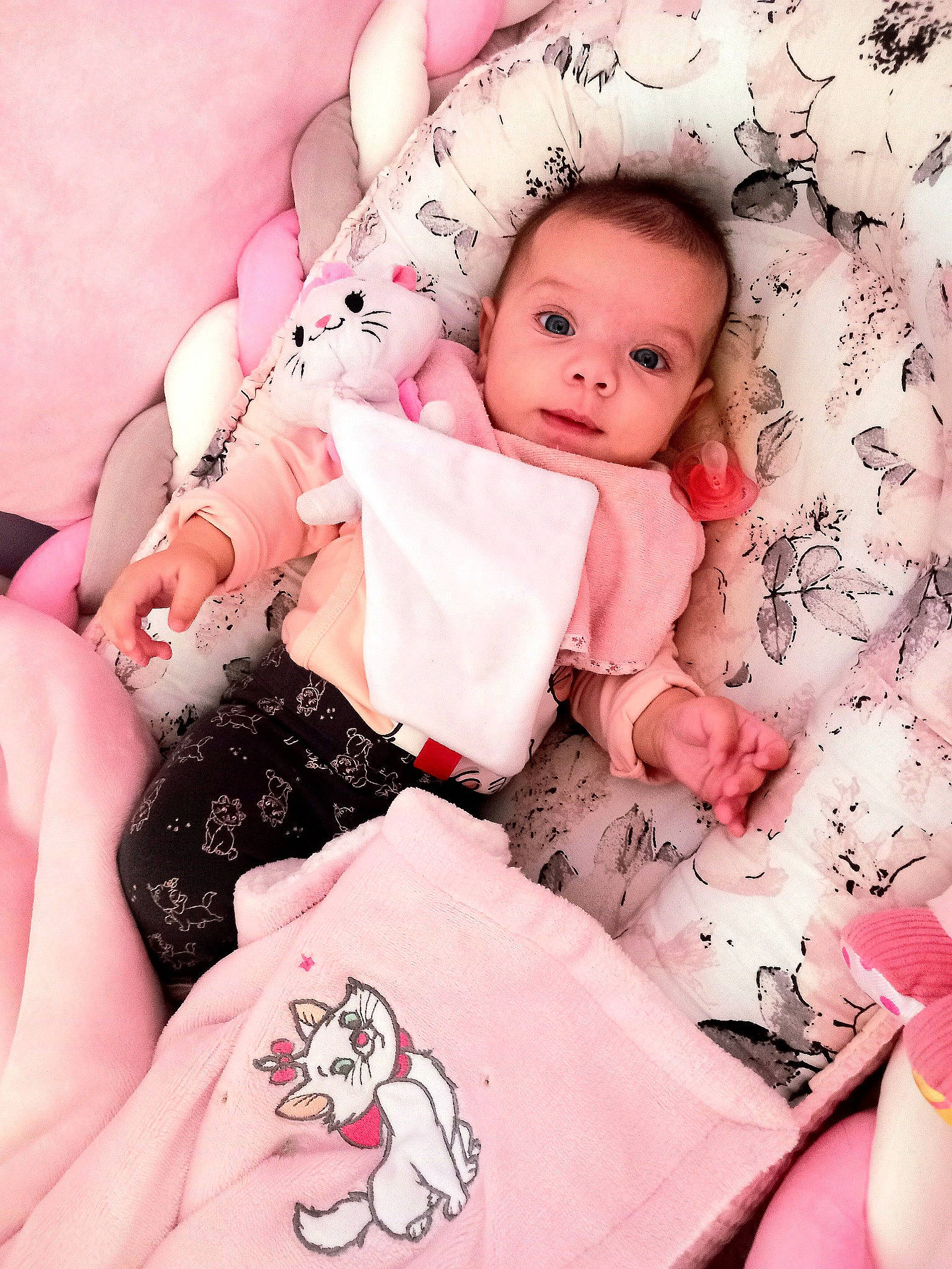 Alix a rejoint le concours — aidez-le/la à gagner de superbes lots ! baby, baby_sleeping, baby_toddler_clothing, carnivore, child, comfort, eyelash, finger, happy, linens, nail, pattern, person, pink, skin, sleeve, textile, thigh, thumb, toddler