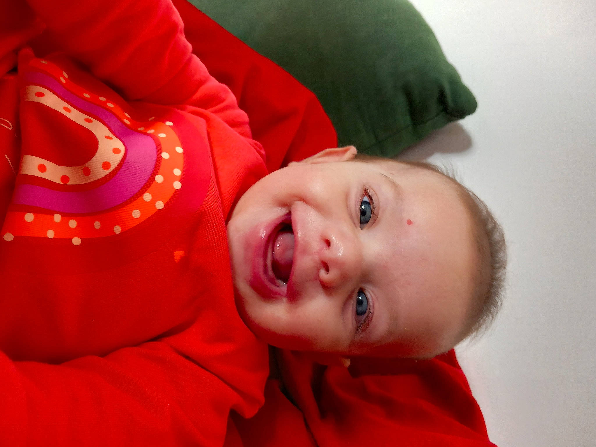 Alix participe au concours pour gagner de l'argent avec cette photo : baby, baby_laughing, baby_toddler_clothing, carmine, cheek, child, comfort, event, happy, hat, laugh, lip, nose, orange, person, portrait_photography, sleeve, smile, toddler, tree