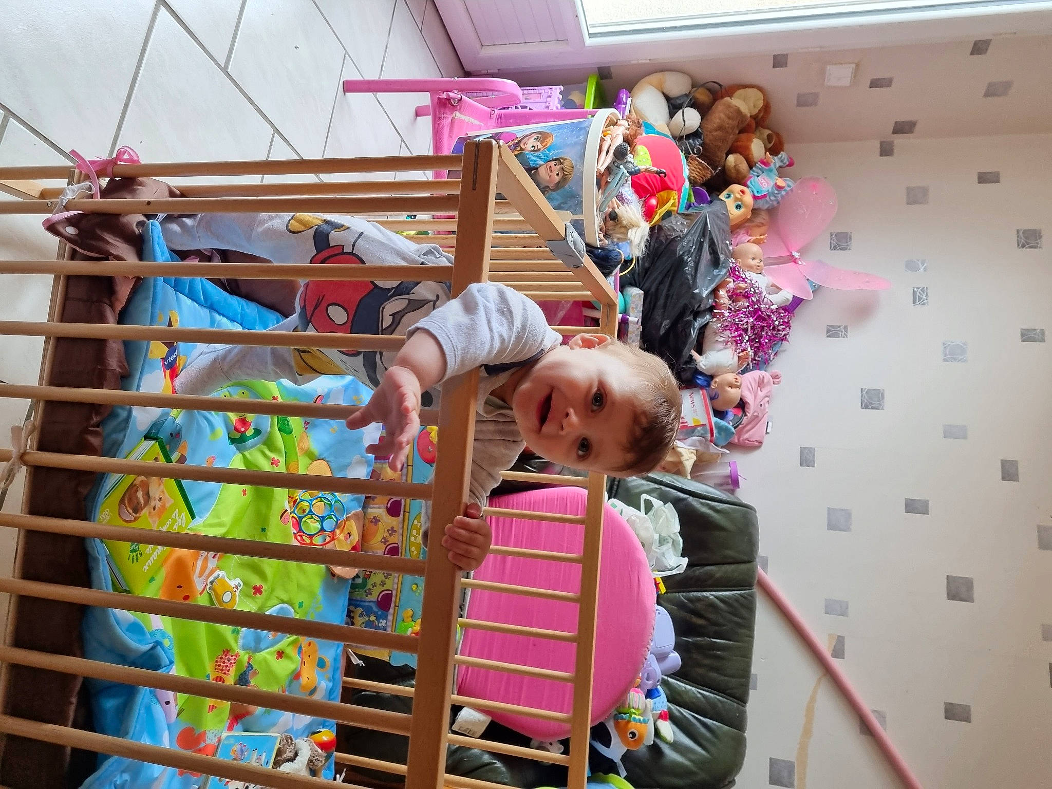 Gianny participe au concours pour gagner de l'argent avec cette photo : child, fun, happy, house, joy, leisure, magenta, pattern, person, pink, play, recreation, room, t_shirt, toddler, tree, vacation, visual_arts, wood