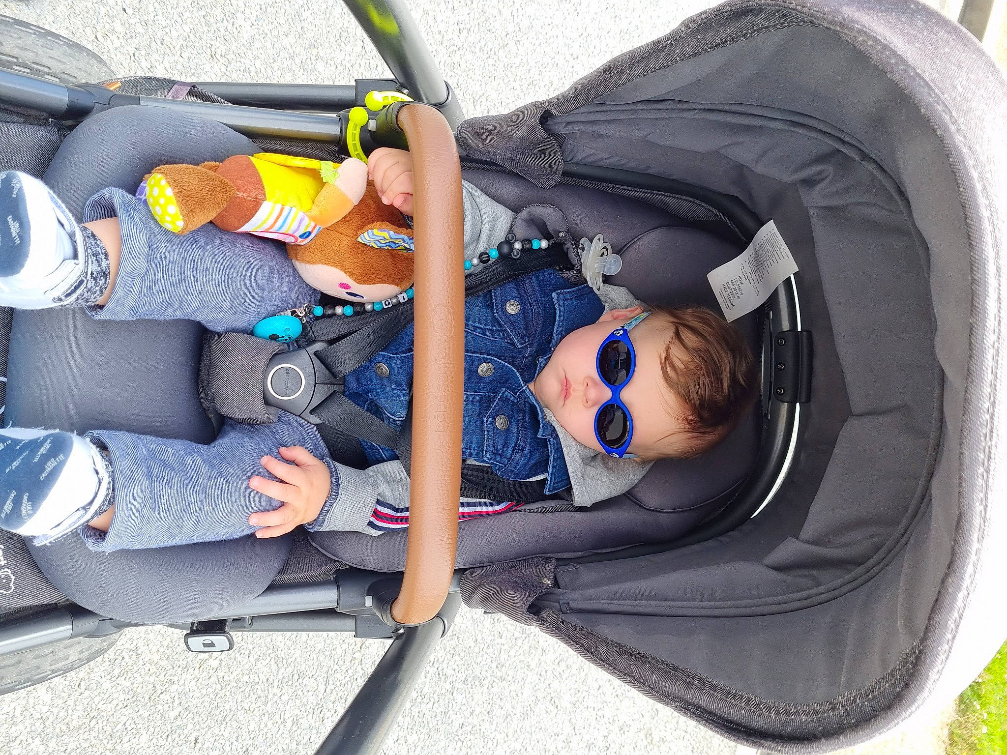 Gianny a rejoint le concours — aidez-le/la à gagner de superbes lots ! auto_part, automotive_exterior, baby, baby_carriage, baby_products, baby_toddler_clothing, bag, car_seat, child, comfort, electric_blue, knee, lap, luggage_and_bags, person, personal_protective_equipment, recreation, sunglasses, toddler, travel