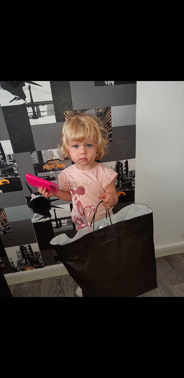 Alice participe au concours pour gagner de l'argent avec cette photo : advertising, blond, child, cool, eyewear, fashion_accessory, fashion_design, flash_photography, flooring, font, happy, magenta, monochrome_photography, pattern, person, room, sitting, sleeve, stock_photography, toddler