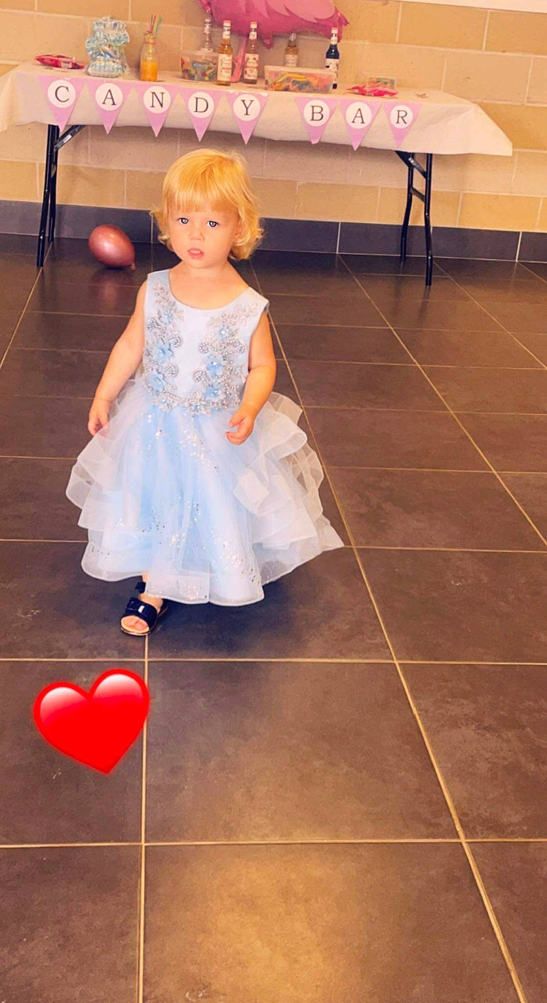 Alice participe au concours pour gagner de l'argent avec cette photo : baby_toddler_clothing, child, dress, event, floor, flooring, fun, happy, hardwood, human_body, joint, laminate_flooring, lighting, one_piece_garment, person, pink, shoulder, tile_flooring, toddler, white