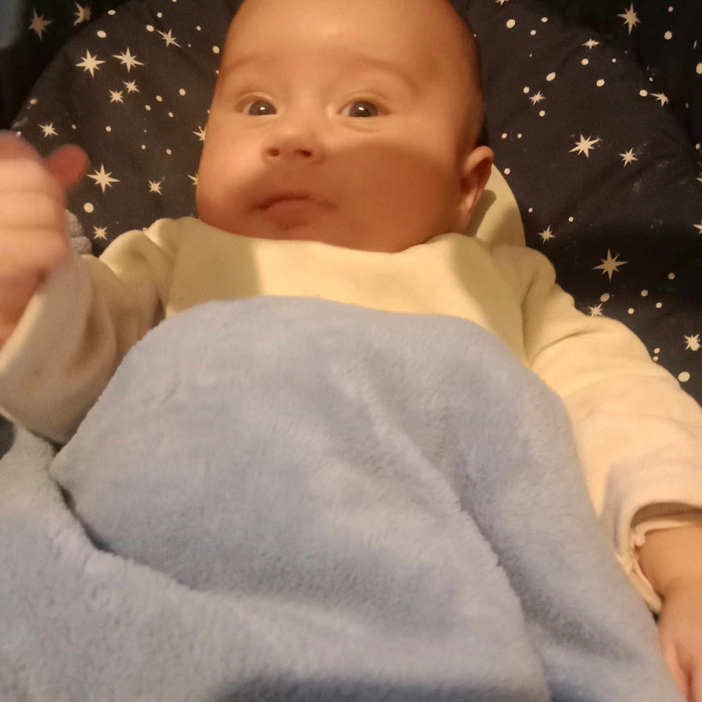 Alessio a rejoint le concours — aidez-le/la à gagner de superbes lots ! baby, bed, blanket, bodypart, clothing, face, finger, fleece, furniture, hand, happy, head, knitwear, newborn, person, photography, portrait, smile, sweater, towel
