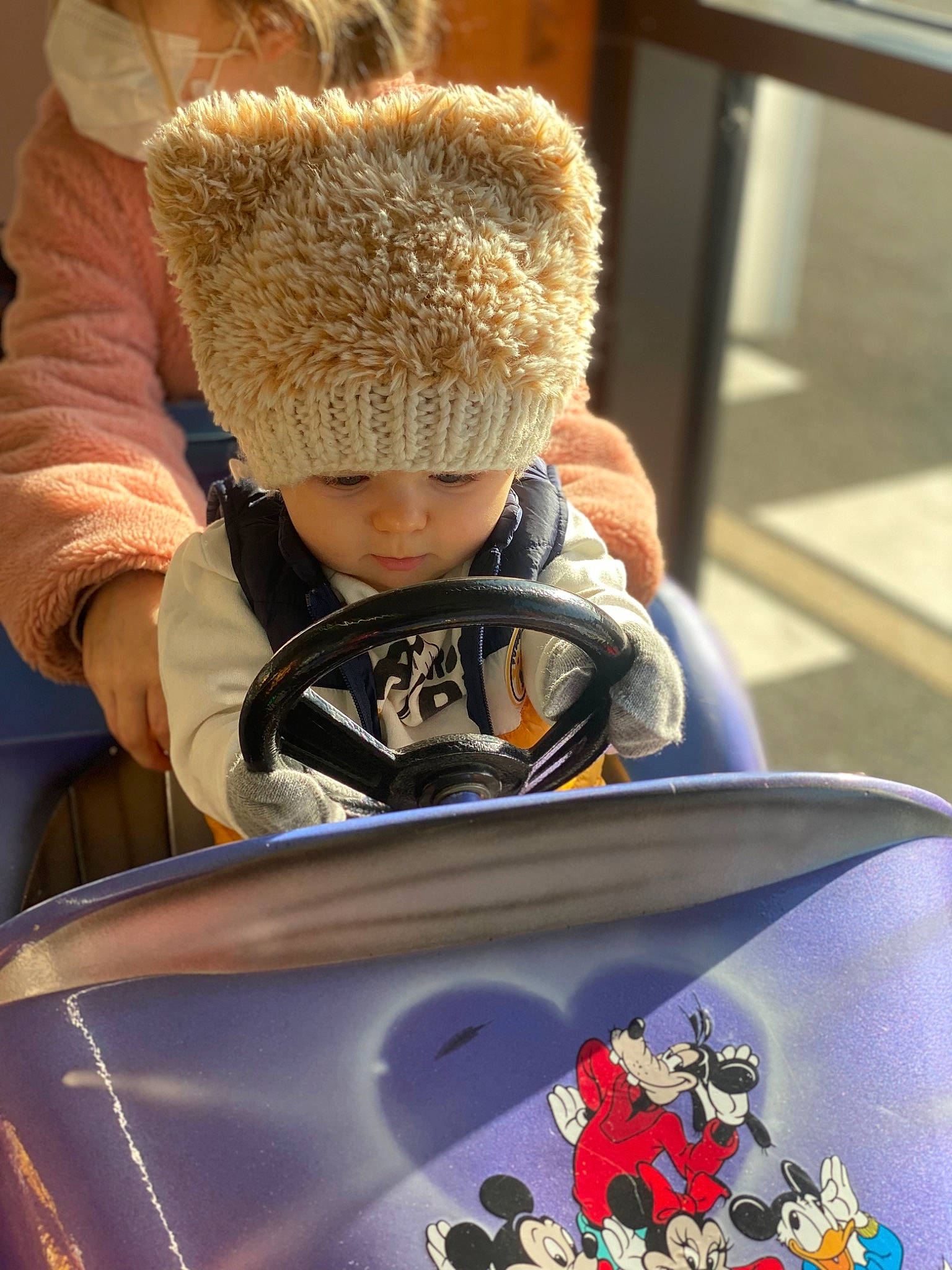 Rayann participe au concours pour gagner de l'argent avec cette photo : automotive_exterior, baby, baby_carriage, baby_products, chair, child, fashion_accessory, fictional_character, fun, headwear, helmet, leisure, person, personal_protective_equipment, photograph, recreation, sitting, snapshot, toddler, vehicle_door