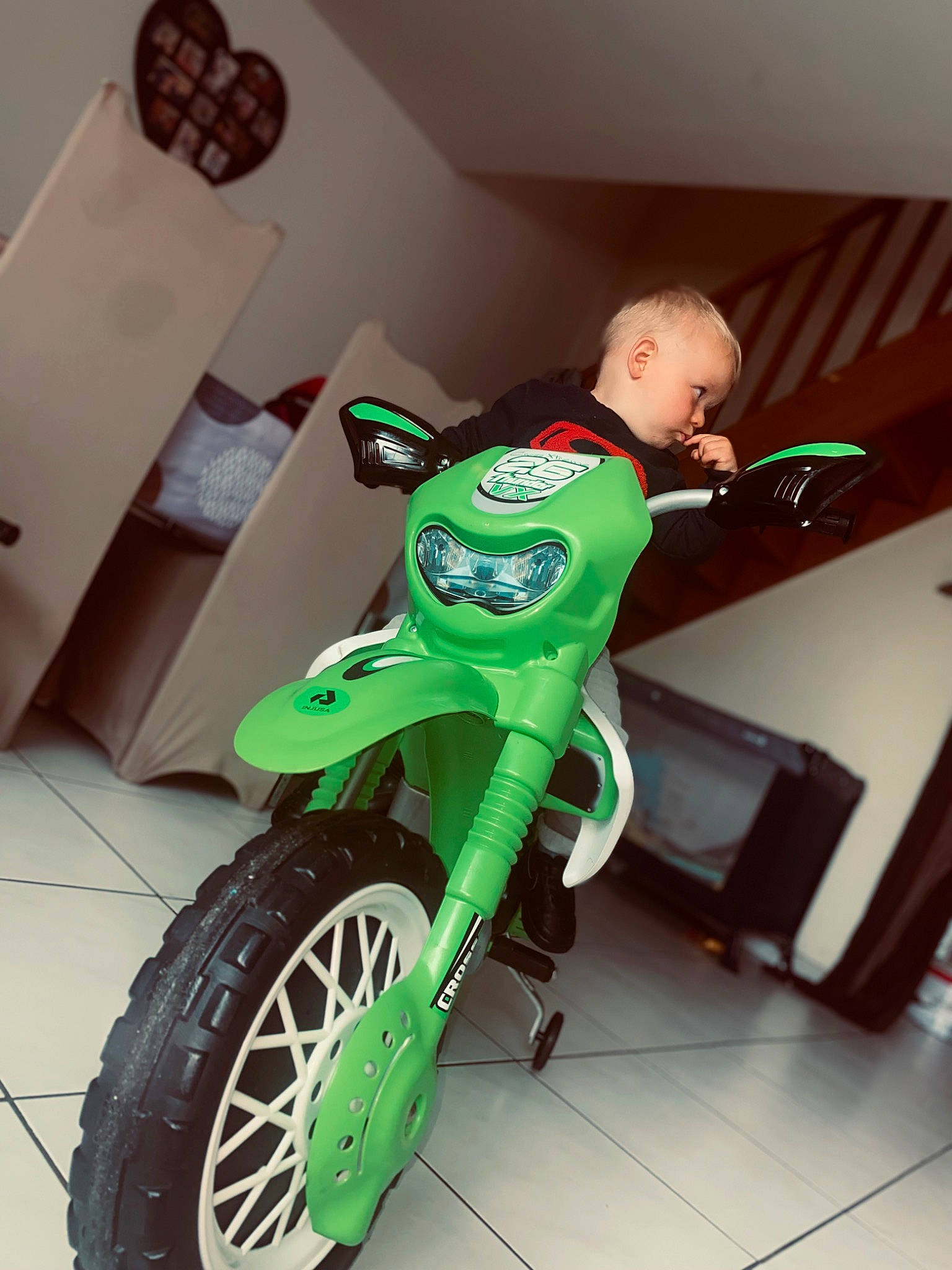 Rayann participe au concours pour gagner de l'argent avec cette photo : automotive_design, automotive_tire, bicycle_fork, bicycle_frame, bicycle_handlebar, bicycle_saddle, bicycle_tire, bicycle_wheel, bicycles_equipment_and_supplies, crankset, disc_brake, fender, motor_vehicle, motorcycle, person, rim, sports_equipment, stunt_performer, tire, tread