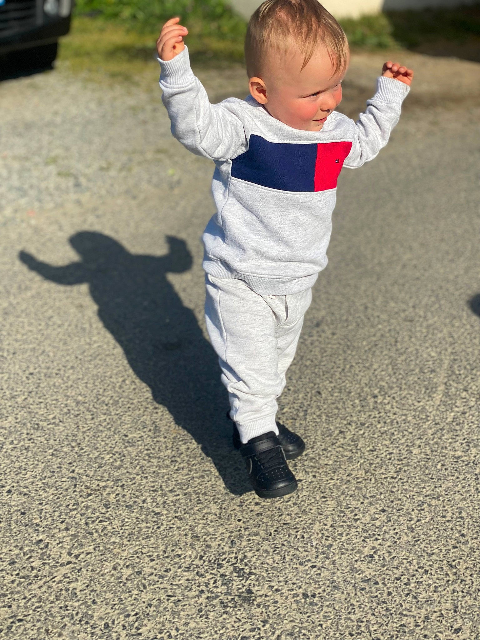 Rayann participe au concours pour gagner de l'argent avec cette photo : asphalt, automotive_tire, baby, car, child, flooring, fun, gesture, grass, happy, leisure, people_in_nature, person, recreation, road, road_surface, shadow, tire, toddler, walking