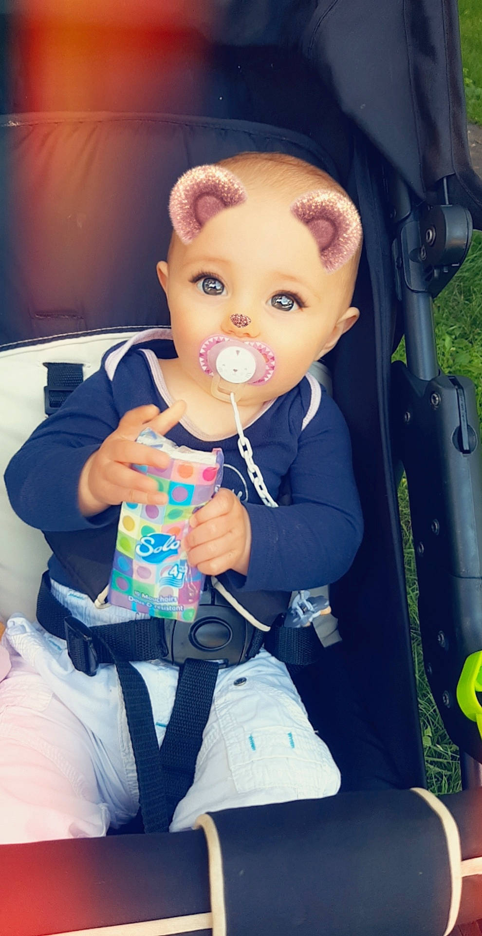 Enzo participe au concours pour gagner de l'argent avec cette photo : auto_part, baby, baby_carriage, baby_products, car_seat, cheek, child, happy, person, play, product, skin, toddler