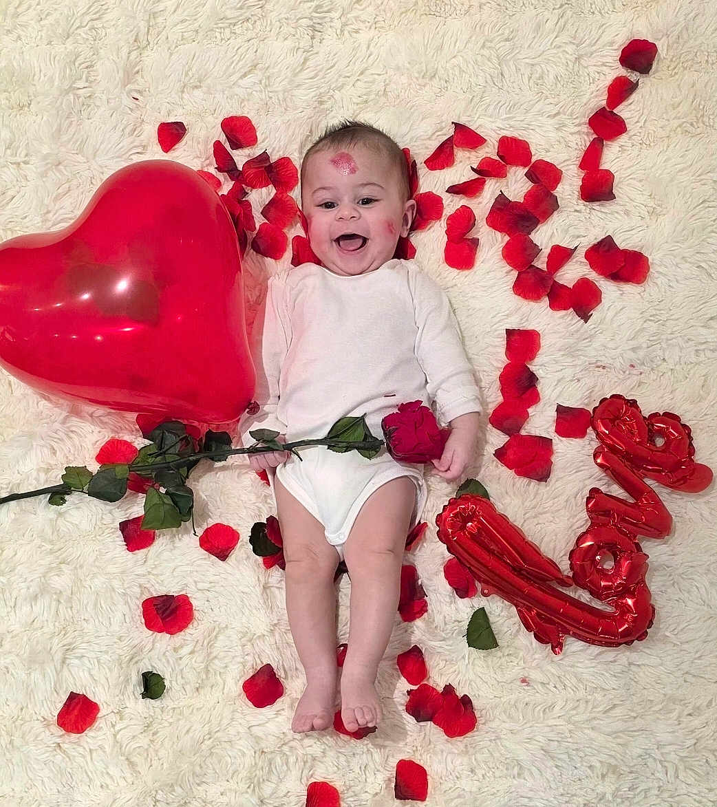 Léon a rejoint le concours — aidez-le/la à gagner de superbes lots ! baby, infant, smiling, red_rose, rose_petals, heart_balloon, white_background, fluffy_blanket, valentines_day, face_paint, happy, cute, lying_down, love, holiday, celebration, red_color, skin, person, portrait