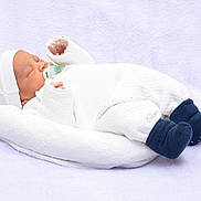 Noah Valentin a rejoint le concours — aidez-le/la à gagner de superbes lots ! baby, newborn, infant, pacifier, sleeping, hat, blanket, white_clothing, socks, baby_bed, cozy, soft_texture, nursery, peaceful, closeup, portrait, lying_down, studio_photo, blue_socks, cuteness