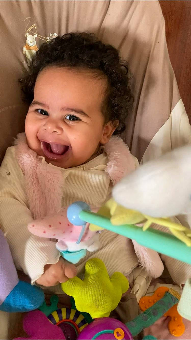 Lucia participe au concours pour gagner de l'argent avec cette photo : baby, baby_laughing, baby_products, baby_toddler_clothing, baby_toys, cheek, child, eye, eyebrow, eyelash, hair_accessory, iris, laugh, mouth, person, plush, stuffed_toy, toddler, tongue, tooth