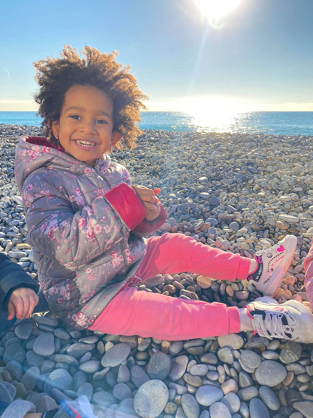 Faly-vita participe au concours pour gagner de l'argent avec cette photo : astronomical_object, baby_toddler_clothing, beach, foot, happy, holiday, joy, leisure, lens_flare, outdoor_shoe, pebble, people_in_nature, person, rubble, sand, shoe, slipper, sock, summer, sun