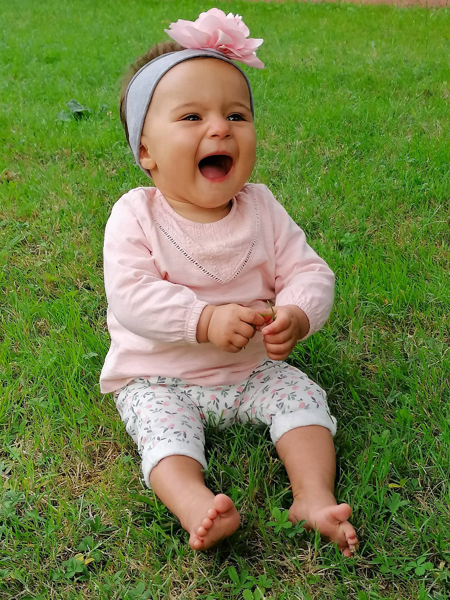 Octavia a rejoint le concours — aidez-le/la à gagner de superbes lots ! baby, baby_toddler_clothing, child, fun, grass, grass_family, green, happy, head, headgear, headwear, lawn, meadow, people_in_nature, person, photography, pink, plant, sitting, skin