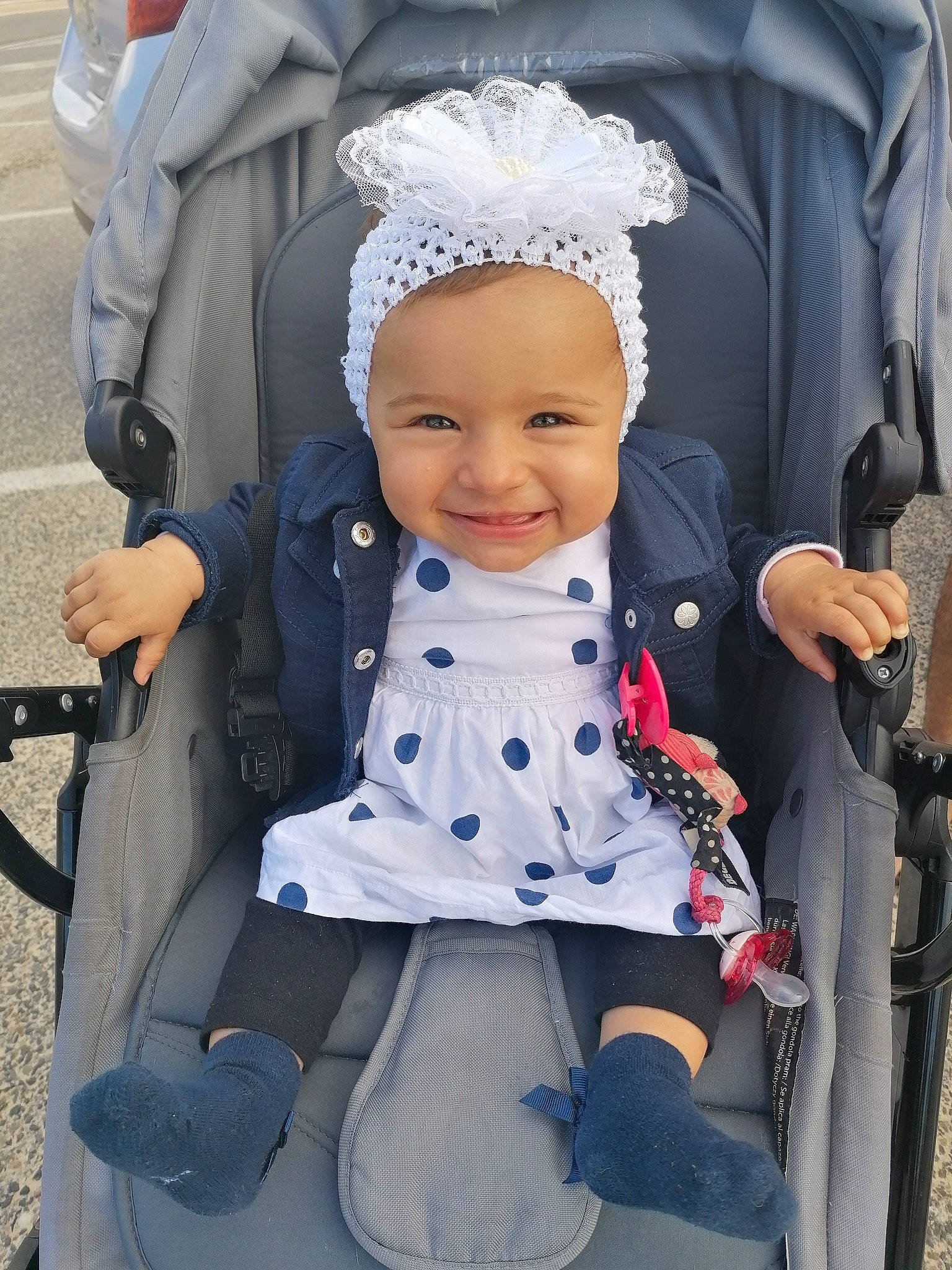 Octavia a rejoint le concours — aidez-le/la à gagner de superbes lots ! baby, baby_carriage, baby_products, bonnet, child, ear, hair_accessory, head, headgear, headwear, joy, person, product, sitting, skin, smile, toddler