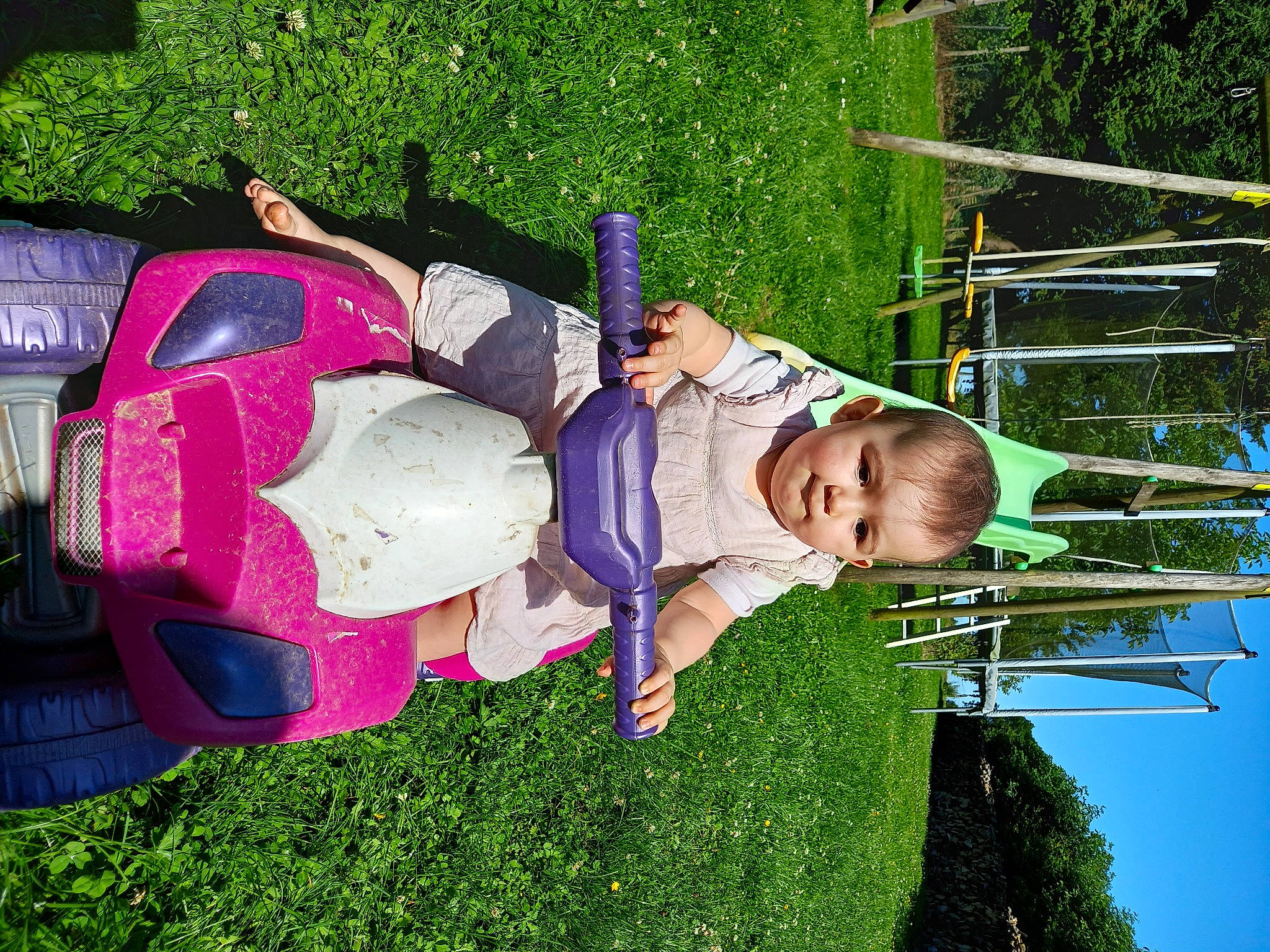 Maeva a rejoint le concours — aidez-le/la à gagner de superbes lots ! baby, car, child, family_car, fun, grass, green, happy, lawn, leisure, motor_vehicle, people_in_nature, person, photograph, plant, pole, smile, spring, toddler, tree