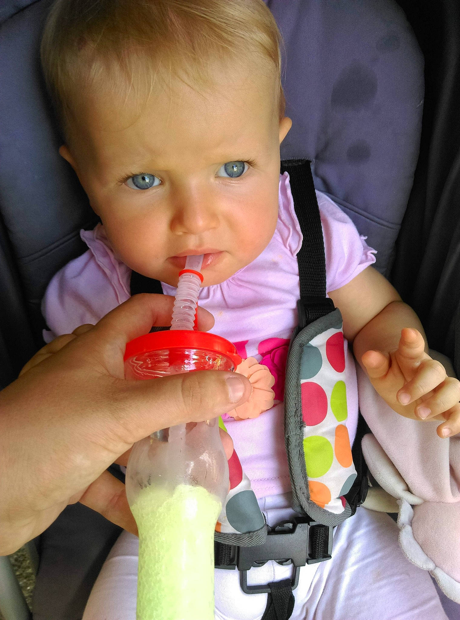 Heloïse participe au concours pour gagner de l'argent avec cette photo : baby, baby_bottle, baby_food, baby_products, child, finger, mouth, nail, person, play, product, toddler