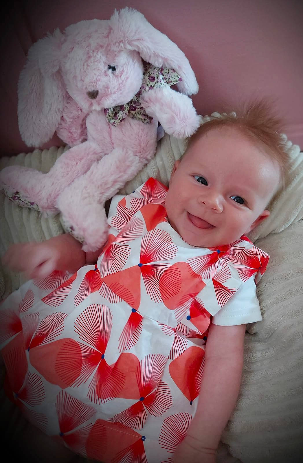 Mathilde a rejoint le concours — aidez-le/la à gagner de superbes lots ! baby, baby_toddler_clothing, child, comfort, dress, finger, flash_photography, hand, happy, headgear, human_body, joy, lip, magenta, person, petal, pink, skin, smile, textile