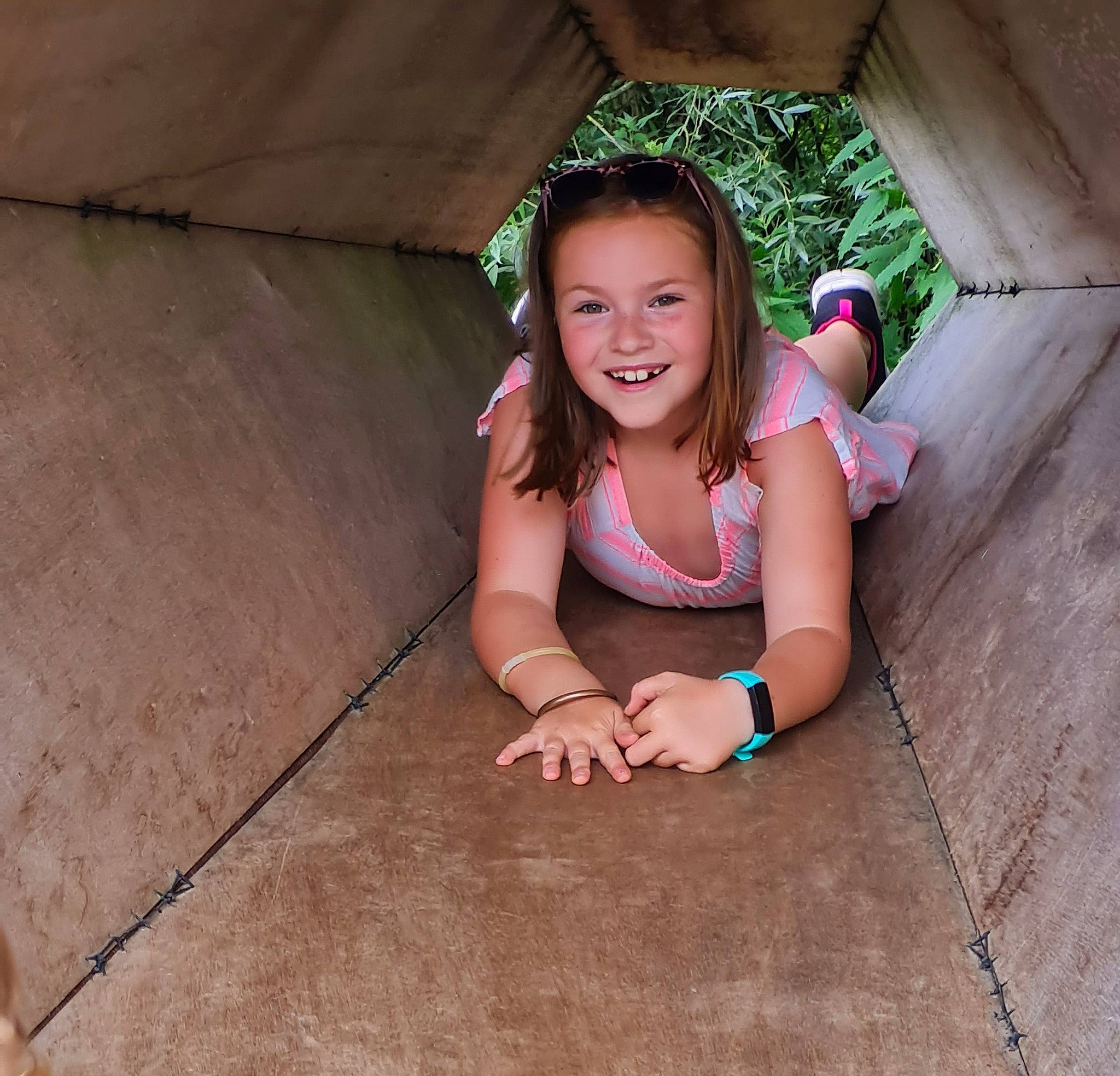 Séphora a rejoint le concours — aidez-le/la à gagner de superbes lots ! arm, black_hair, chin, flash_photography, floor, flooring, grass, happy, head, human_body, joy, leg, leisure, person, plant, skin, smile, thigh, tints_and_shades, toddler