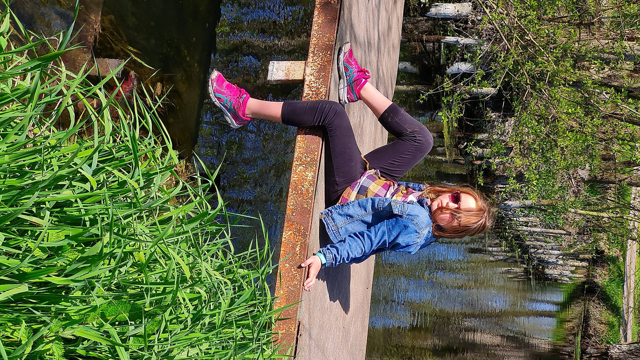 Séphora participe au concours pour gagner de l'argent avec cette photo : botany, forest, fun, grass, grass_family, happy, human_leg, leisure, magenta, people_in_nature, person, plant, recreation, reflection, shrub, sportswear, t_shirt, thigh, vegetation, wood