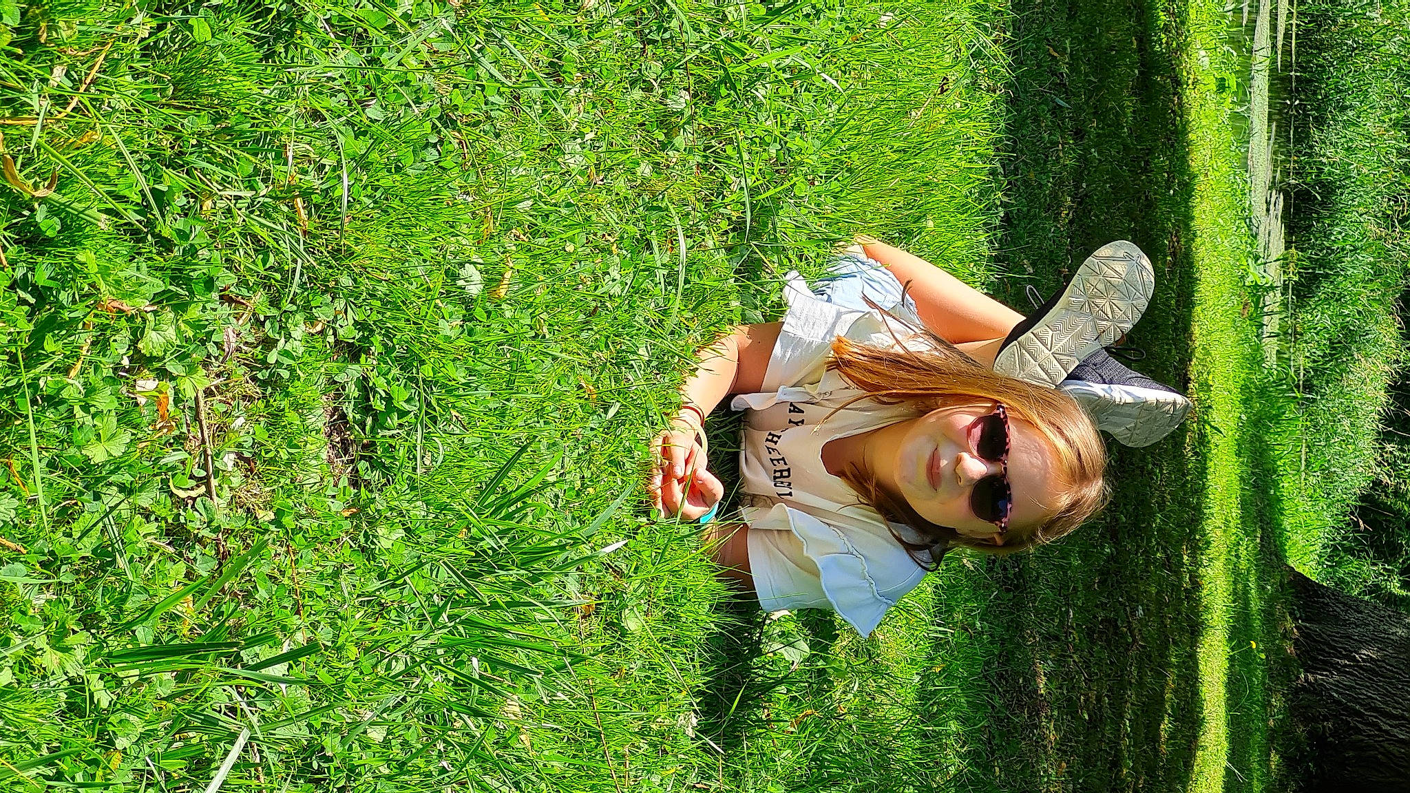 Séphora participe au concours pour gagner de l'argent avec cette photo : eyewear, fun, grass, grass_family, grassland, green, groundcover, happy, landscape, lawn, leisure, meadow, natural_landscape, nature, people_in_nature, person, plant, recreation, smile, tree