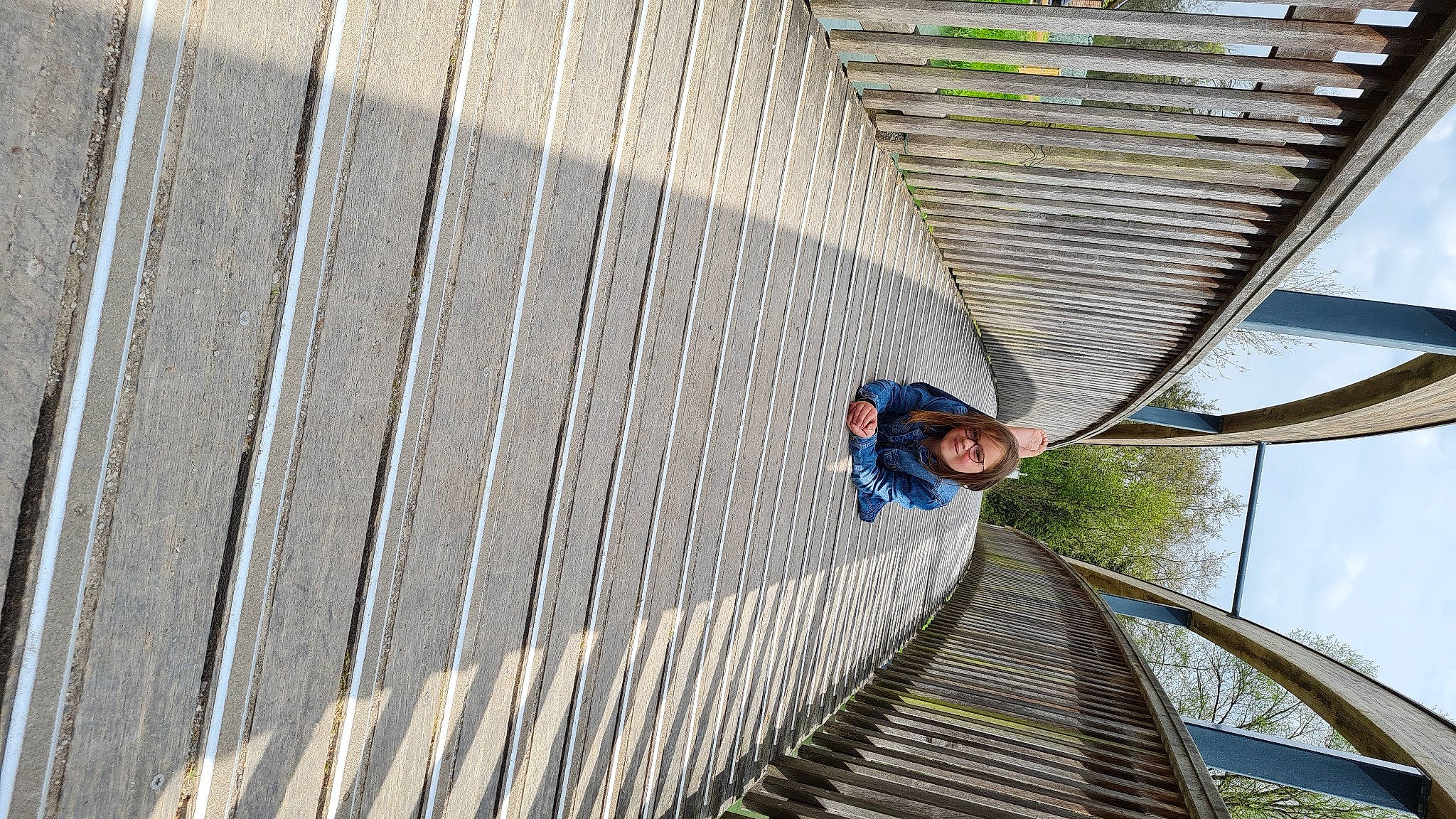 Séphora a rejoint le concours — aidez-le/la à gagner de superbes lots ! bridge, composite_material, concrete, daylighting, electric_blue, facade, handrail, joy, leisure, line, metal, nonbuilding_structure, pattern, pedestrian, person, plant, sky, steel, symmetry, tree