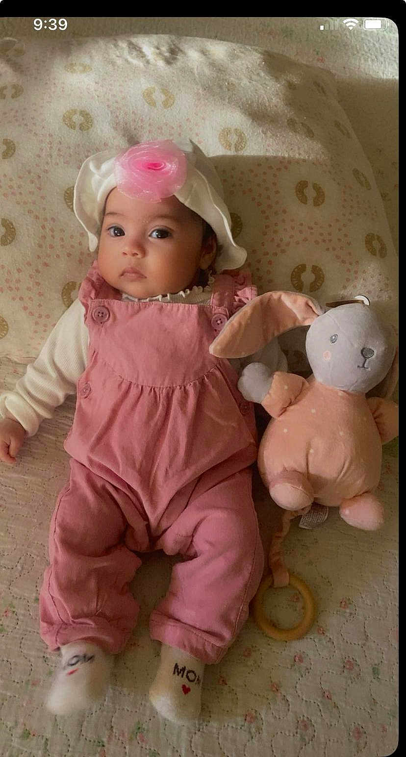 Julia participe au concours pour gagner de l'argent avec cette photo : baby, infant, child, hat, flower_hat, pink_overalls, socks, soft_toy, stuffed_bunny, blanket, pillow, bed, nursery, teething_ring, portrait, cute, wide_eyes, rosy_cheeks, soft_lighting, lying_down