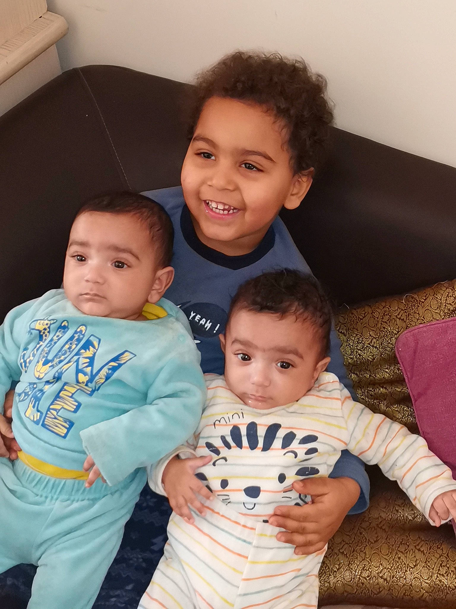 Kassim Et Zayn participe au concours pour gagner de l'argent avec cette photo : baby_toddler_clothing, cheek, comfort, couch, eye, facial_expression, hair, hairstyle, happy, head, human_body, joy, leg, mouth, nose, organ, person, skin, sleeve, smile