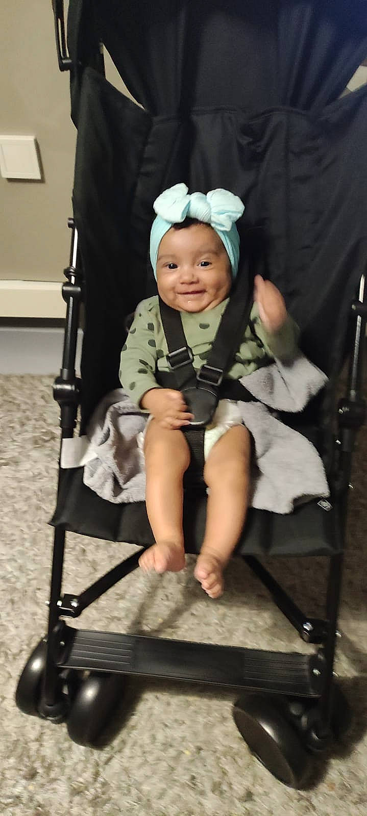 Inaya a rejoint le concours — aidez-le/la à gagner de superbes lots ! baby, baby_carriage, baby_products, baby_safety, baby_toddler_clothing, chair, child, comfort, costume, event, fashion_accessory, flash_photography, fun, hat, joy, person, room, sitting, sleeve, smile