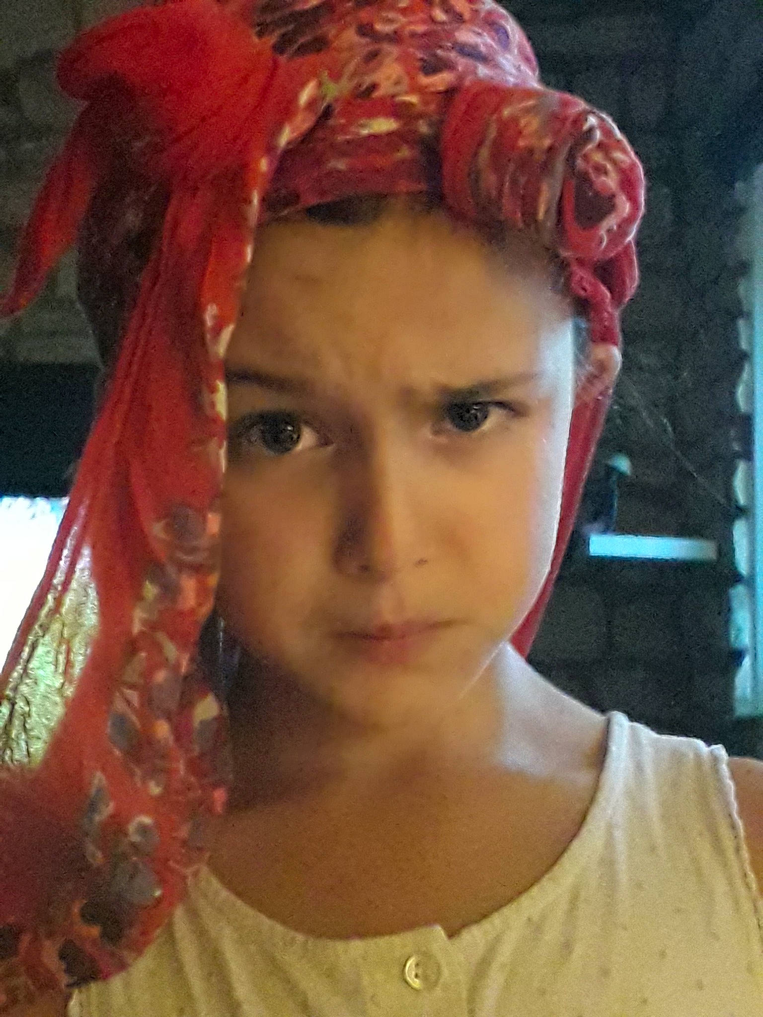 Azadeh a rejoint le concours — aidez-le/la à gagner de superbes lots ! brown_hair, chin, eyebrow, forehead, girl, hair_accessory, hair_care, hair_coloring, hairstyle, head, headgear, headpiece, human_hair_color, lip, long_hair, person, red_hair, turban